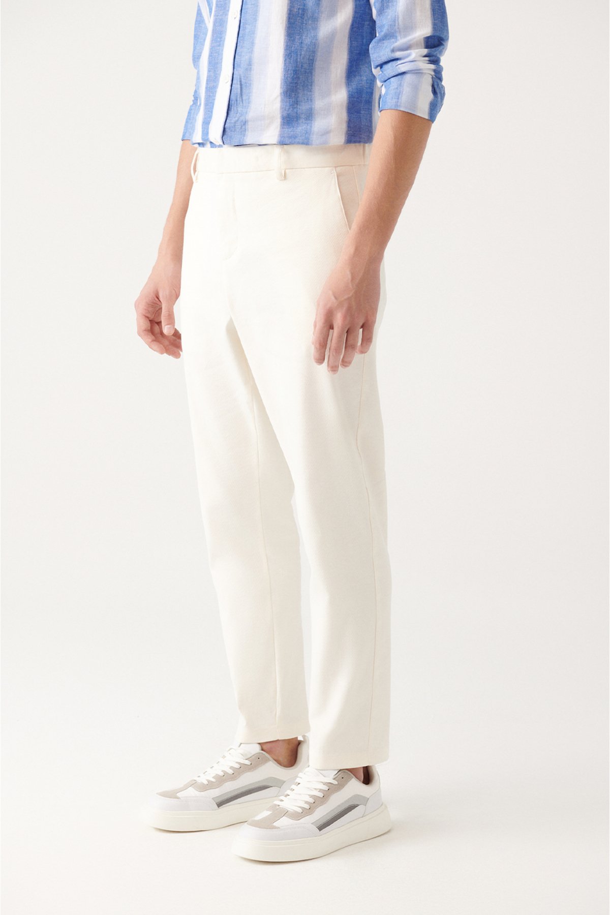 Levně Avva Men's Ecru Side Pocket Elastic Back Waist Linen Textured Relaxed Fit Relaxed Fit Chino Trousers
