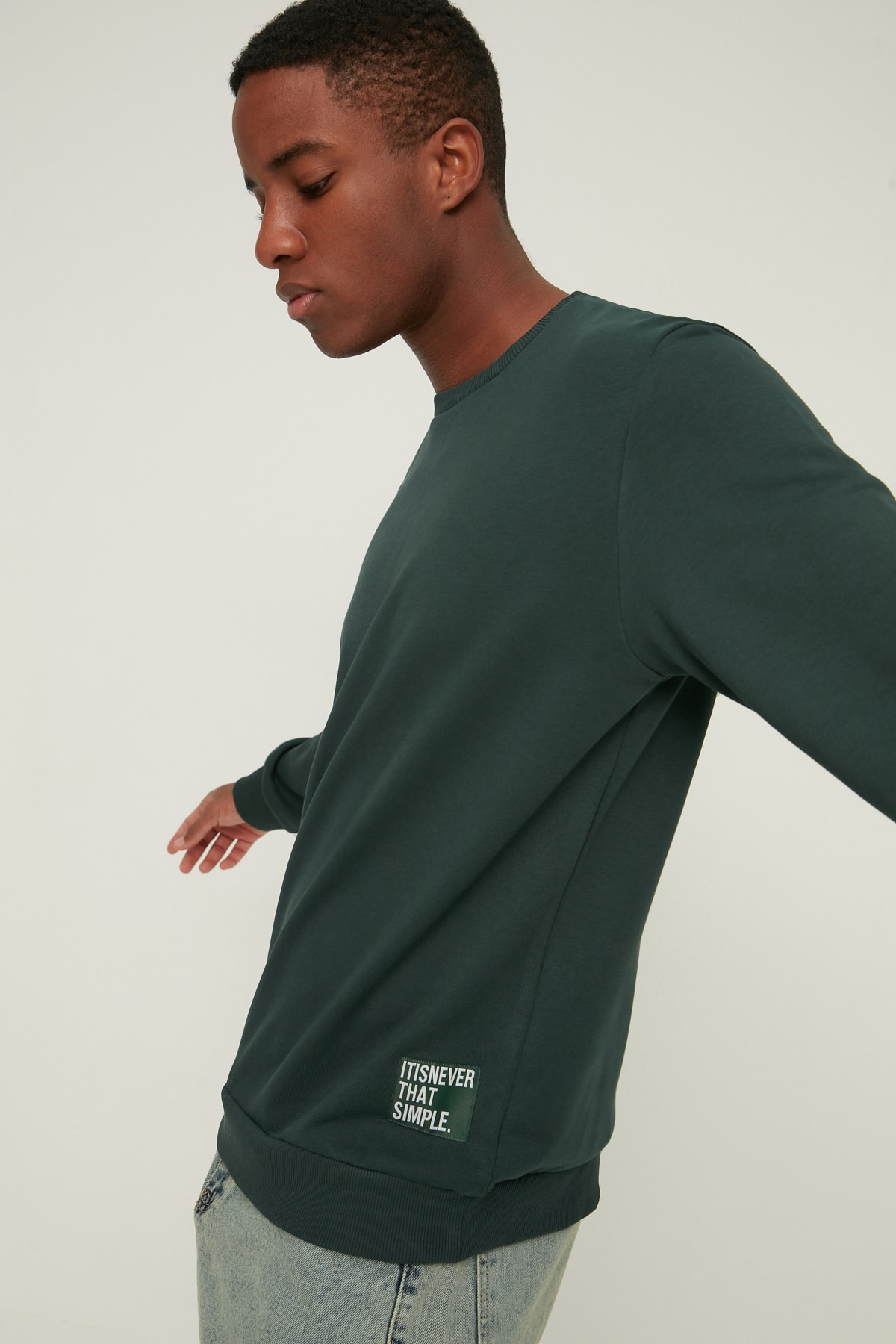 Levně Trendyol Men's Emerald Green Regular/Real Fit Slogan Label Basic Cotton Sweatshirt
