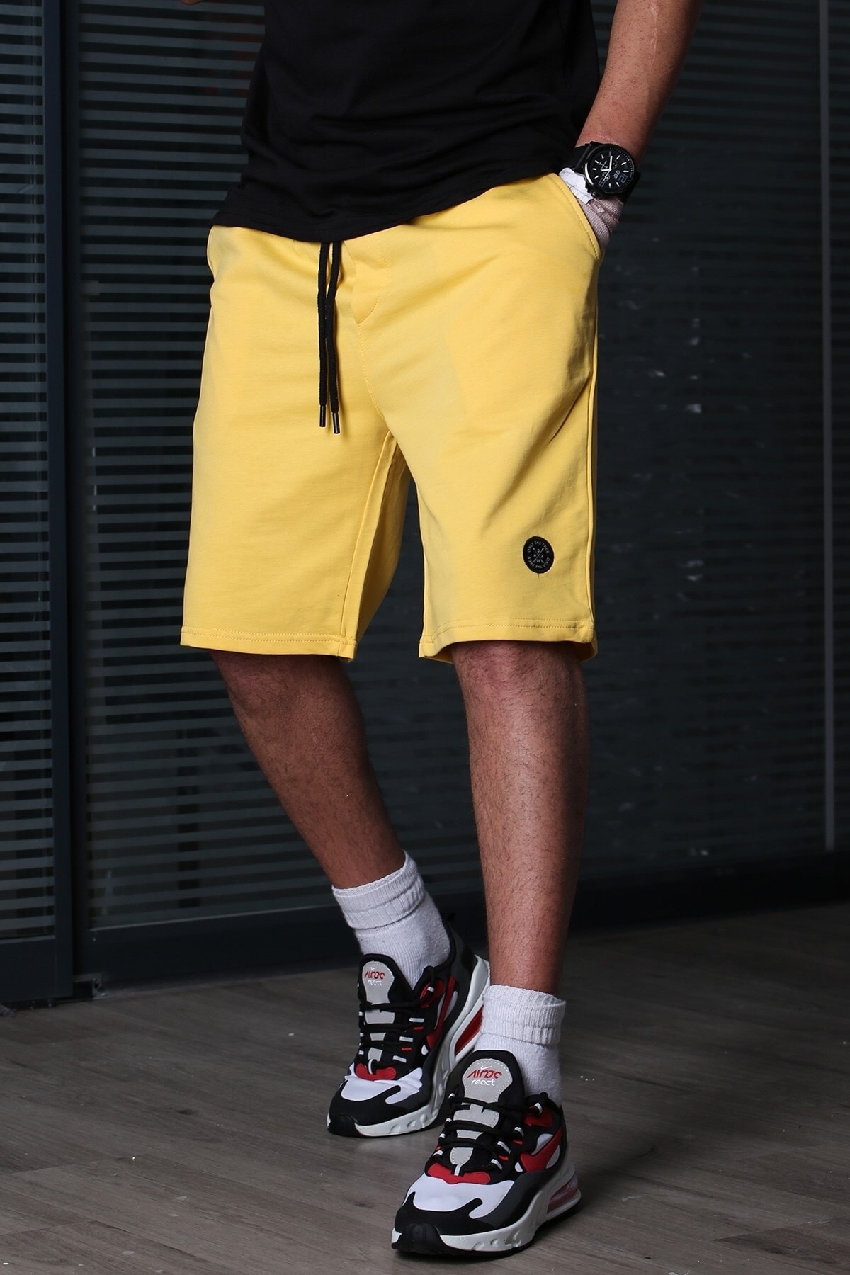 Levně Madmext Men's Yellow Basic Shorts 5446