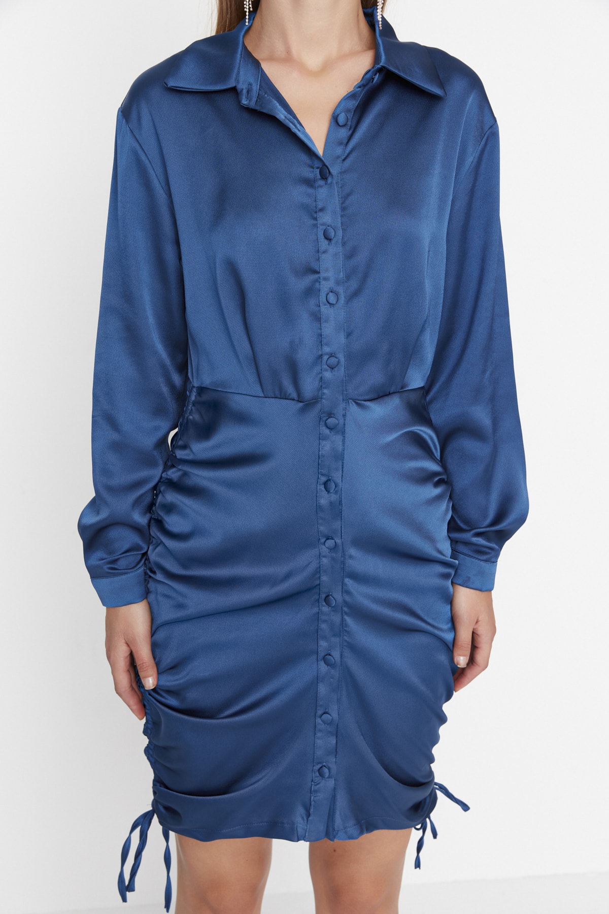 Cămașă Trendyol Indigo din satin și rochie de seară elegantă