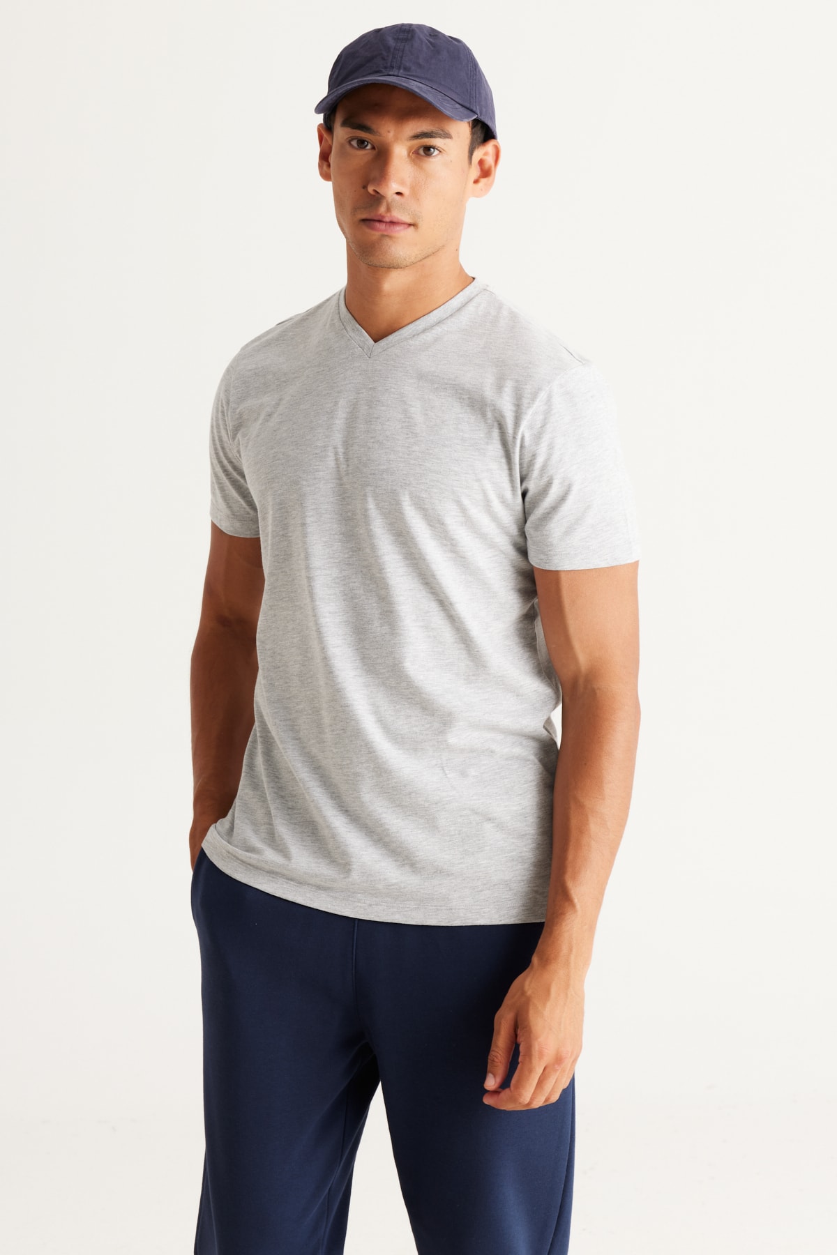 Levně AC&Co / Altınyıldız Classics Men's Gray Melange Cotton Slim Fit Slim Fit V-Neck T-Shirt