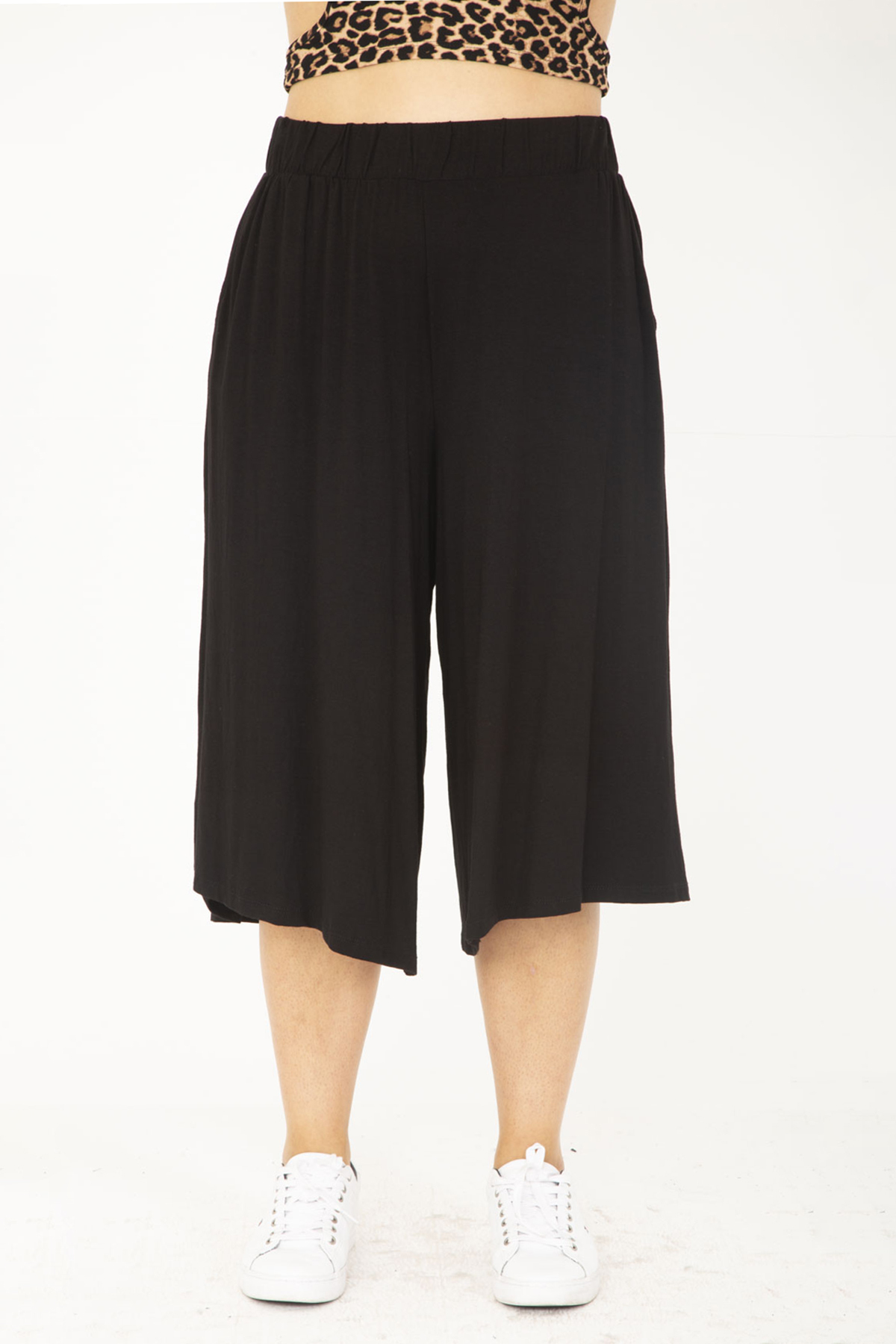 Levně Şans Women's Large Size Black Wide Leg Elastic Waist Side Pocket Viscose Capri
