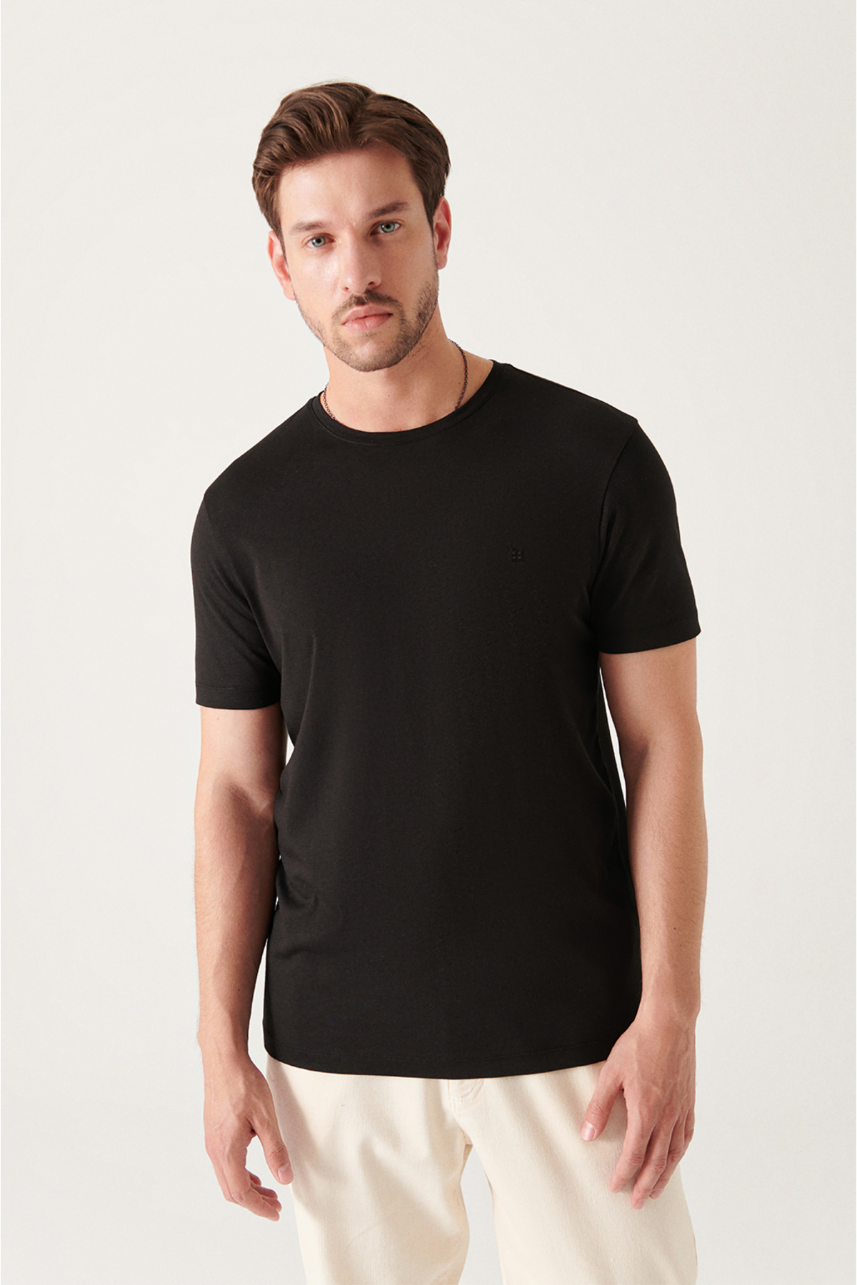 Levně Avva Men's Black Ultrasoft Crew Neck Cotton Slim Fit Narrow Cut T-shirt