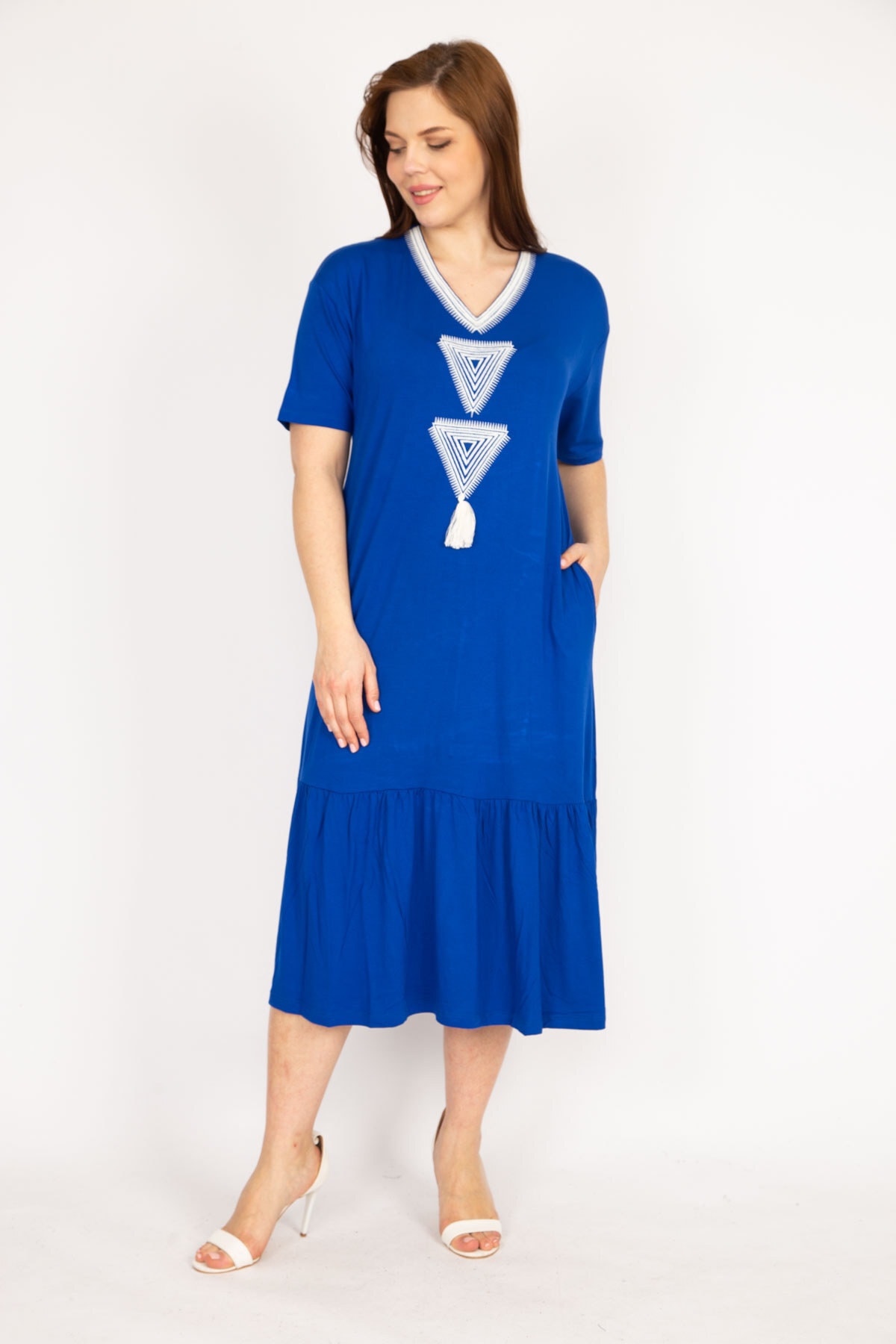 Levně Şans Women's Saxe Plus Size Embroidery Detailed V Neck Side Pocketed Dress