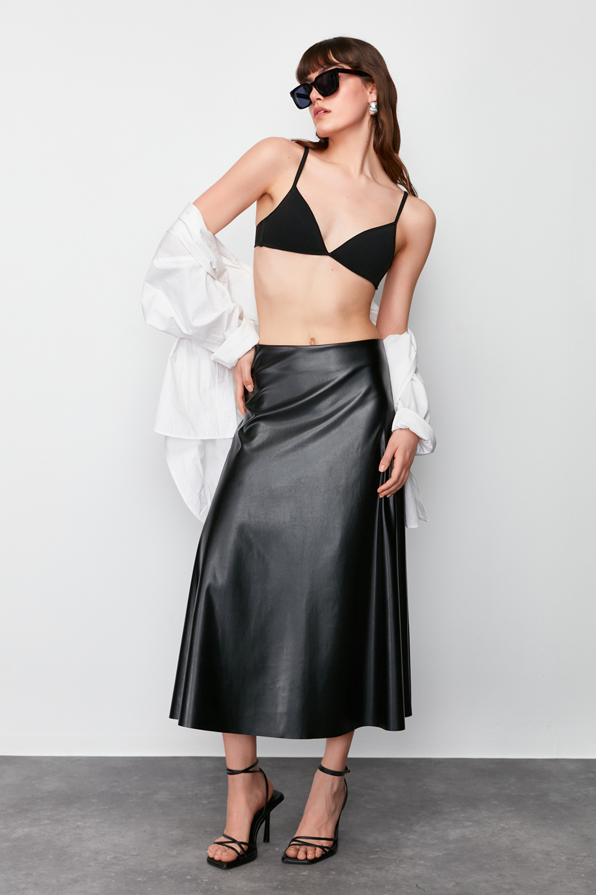 Levně Trendyol Black Faux Leather Flared Woven Skirt