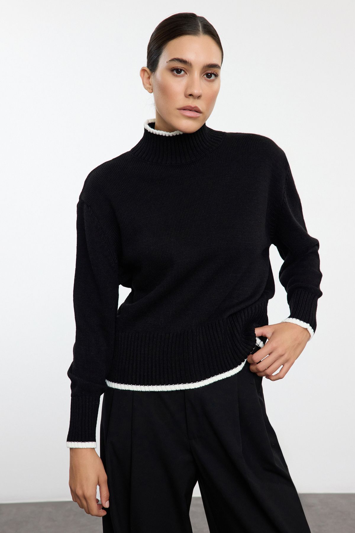 Trendyol Black Wide Fit Basic Color Blocked Knitwear Sweater