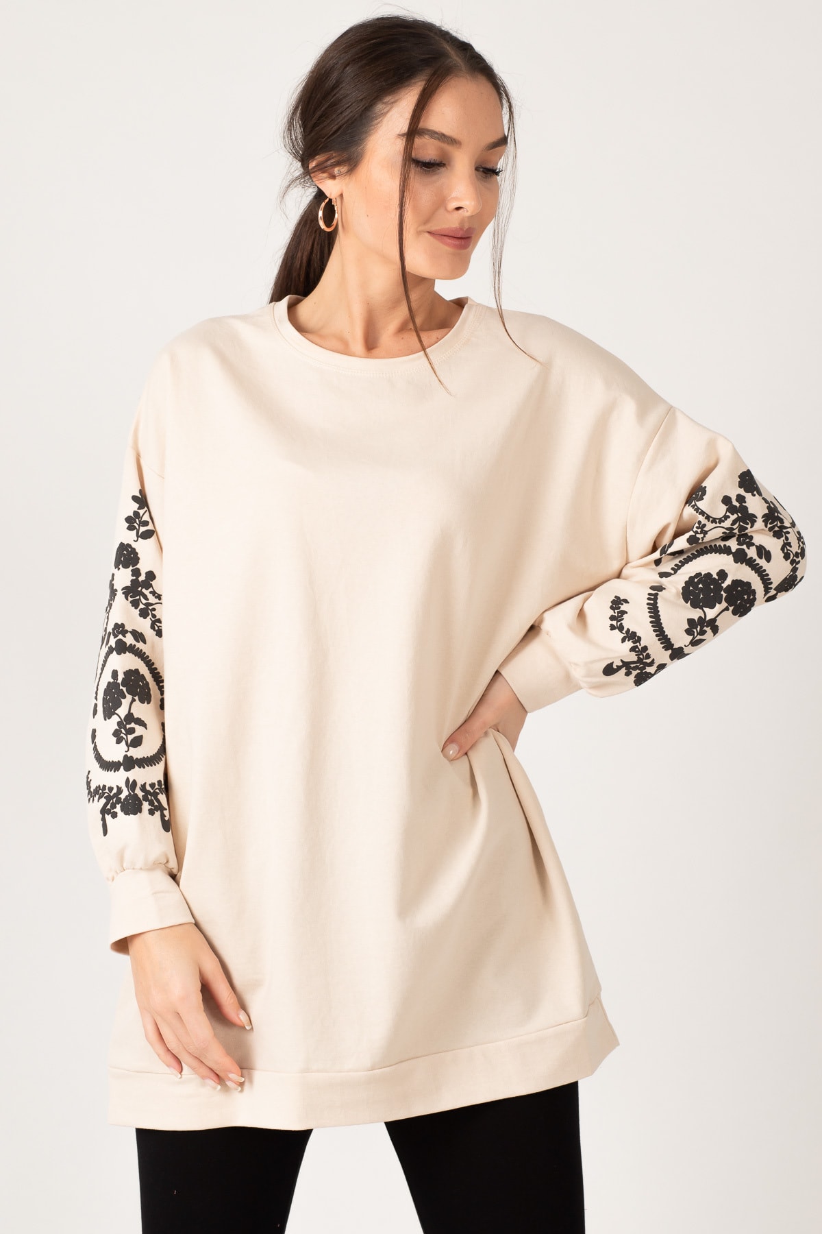Levně armonika Women's Beige Round Neck Sweatshirt with Embossed Sleeves