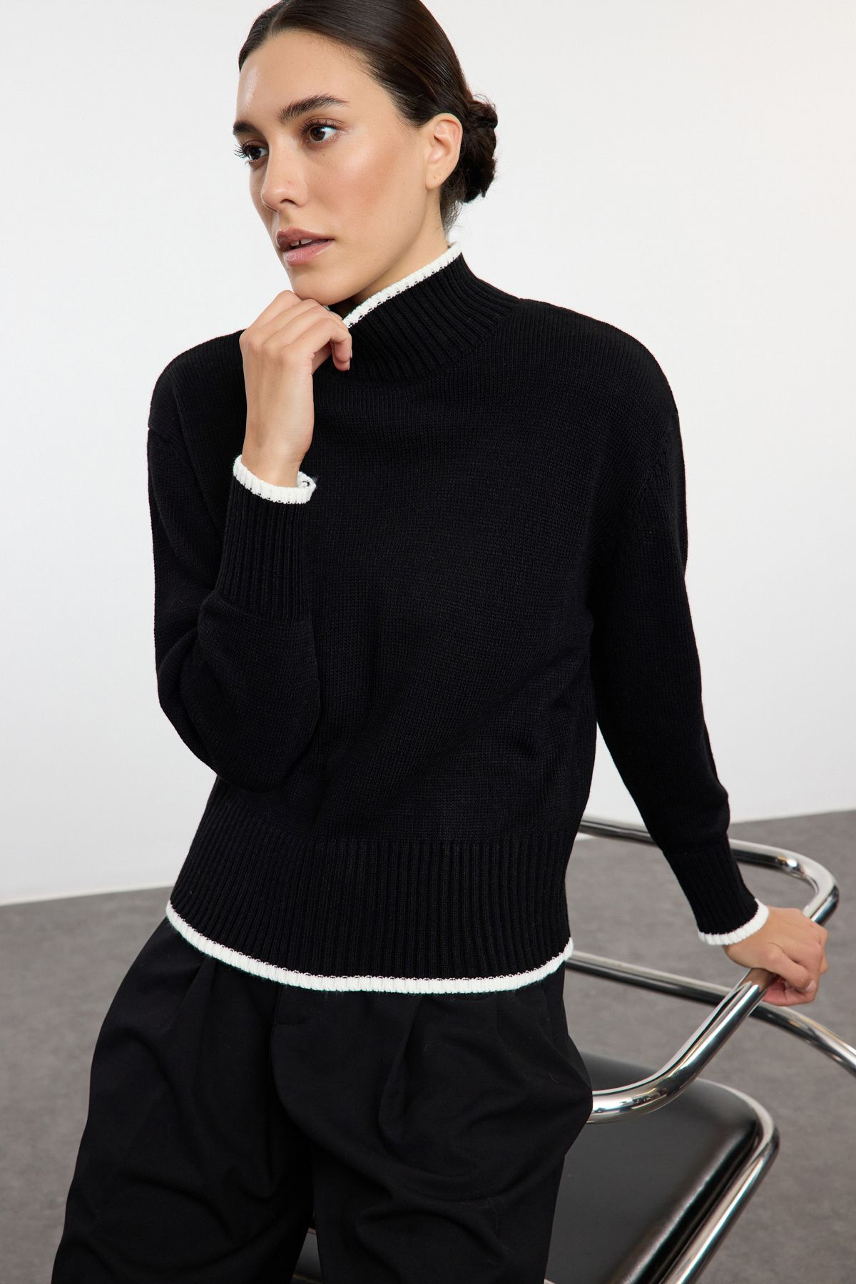 Trendyol Black Wide Fit Basic Color Blocked Knitwear Sweater