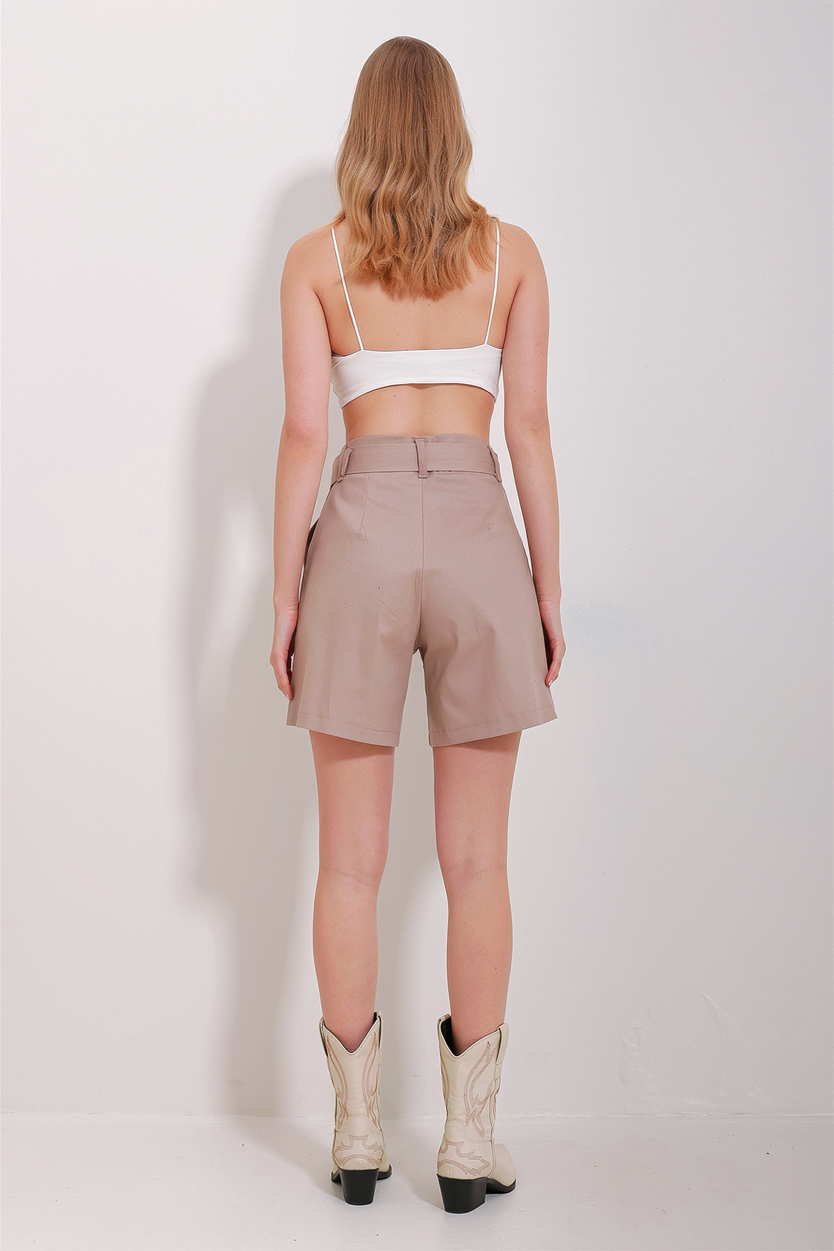 Trend Alaçatı Stili Women&#039;s Beige Double Pocket Waist Belted Gabardine Shorts