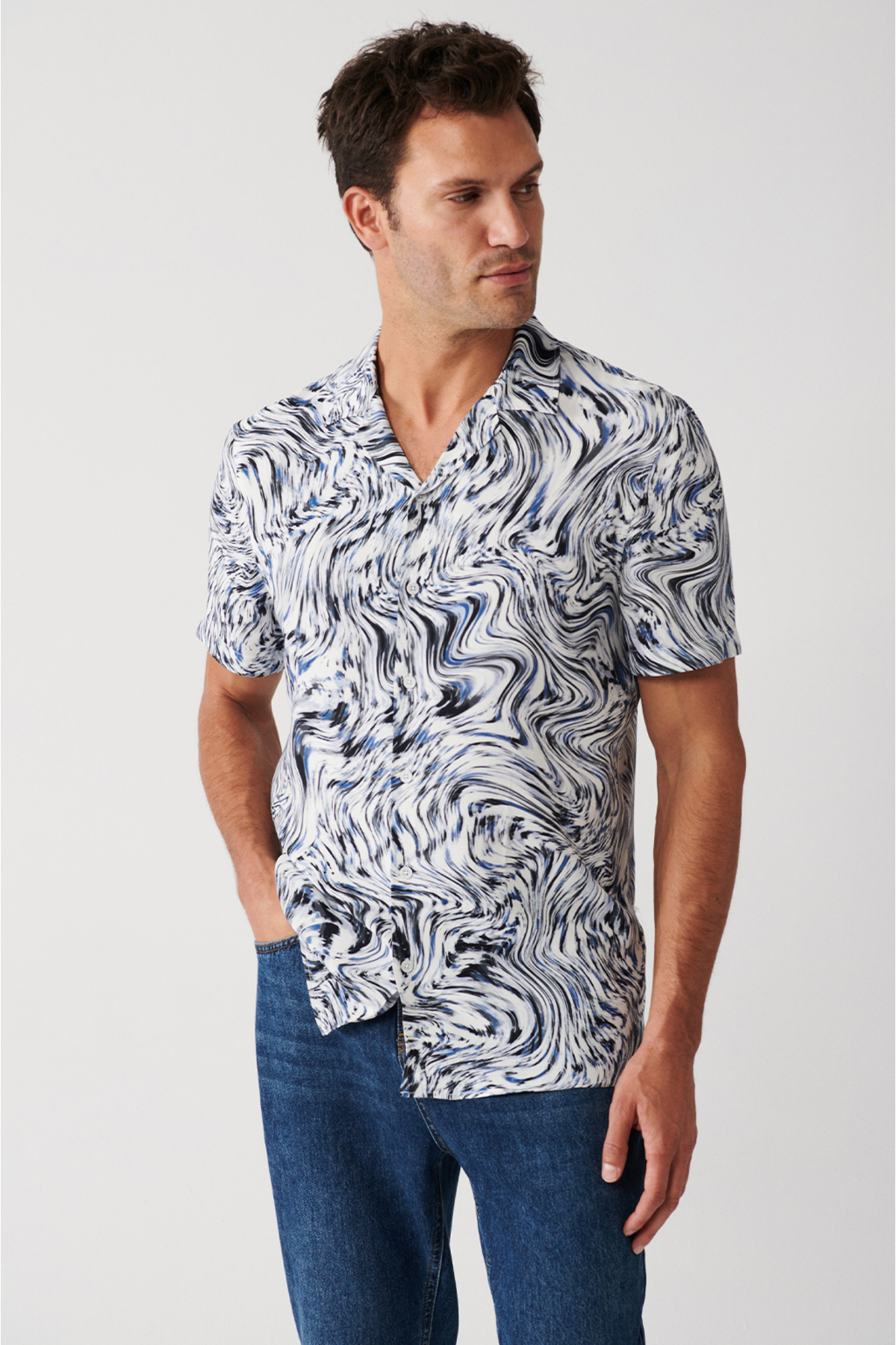 Levně Avva Men's Navy Blue Viscose Cuban Collar Abstract Patterned Short Sleeve Regular Fit Shirt