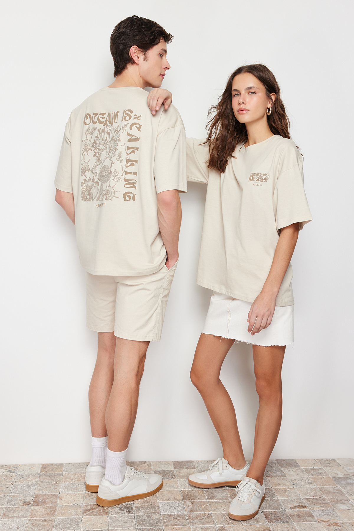 Levně Trendyol Beige Oversize/Wide Fit Back Fluffy Text Printed 100% Cotton T-shirt