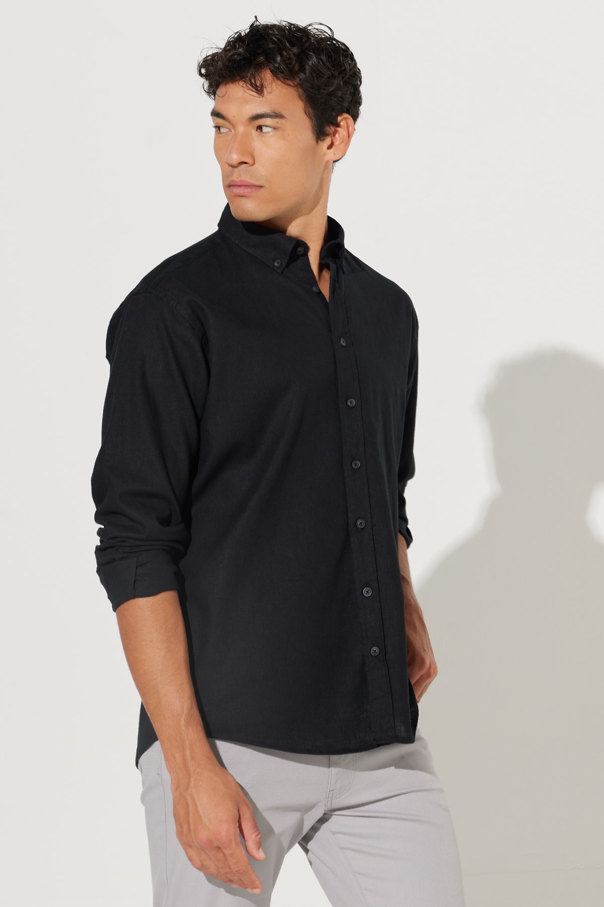Levně ALTINYILDIZ CLASSICS Men's Black Comfort Fit Comfy Cut Buttoned Collar Linen Shirt.