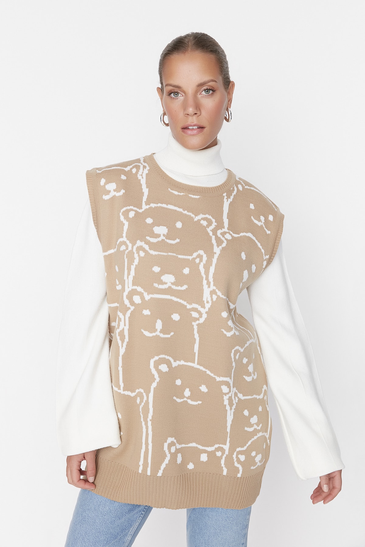 Levně Trendyol Camel Teddy Bear Patterned Crew Neck Knitwear Sweater