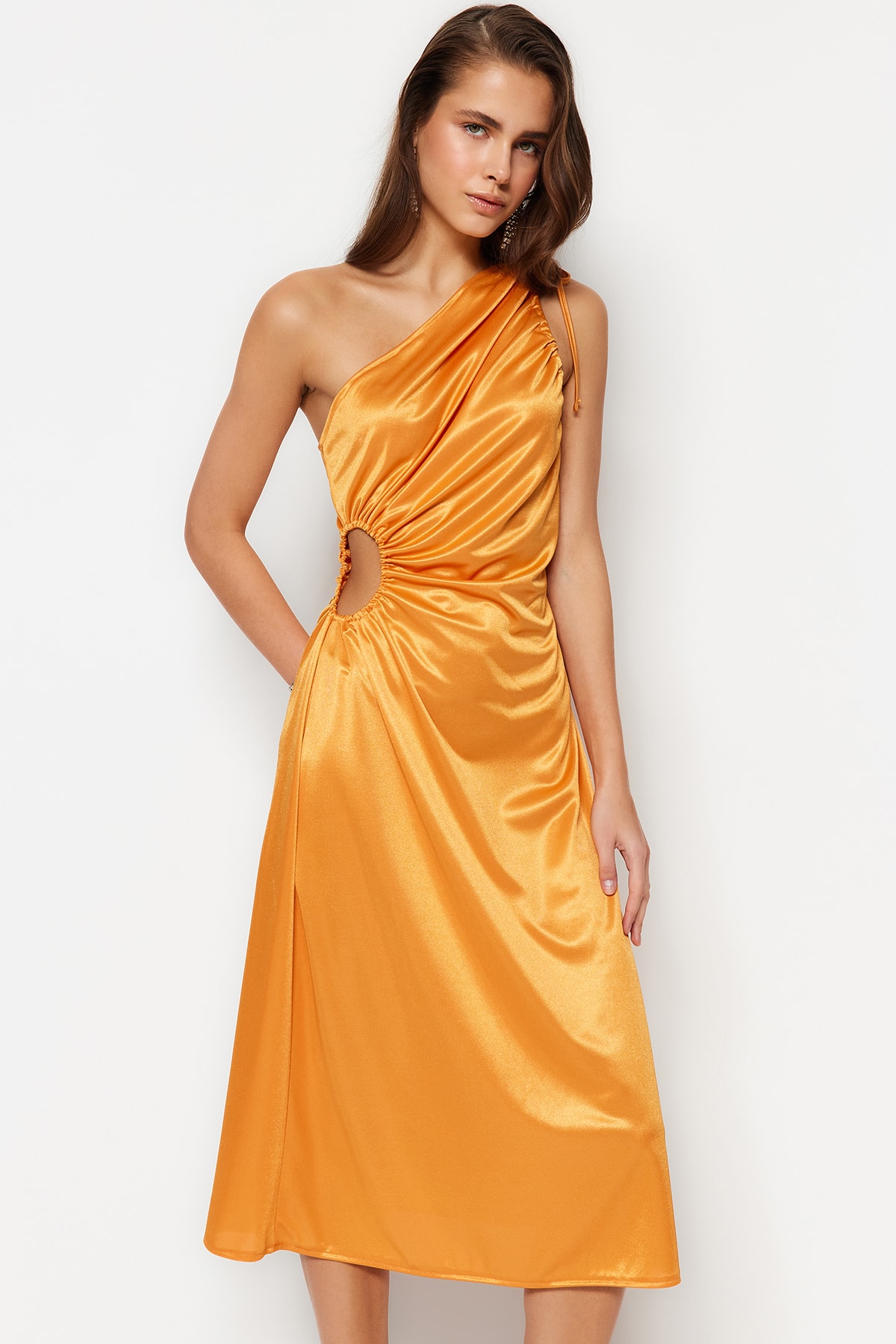 Levně Trendyol Oranžové pletené večerní šaty s oknem/výřezem detailně v saténu