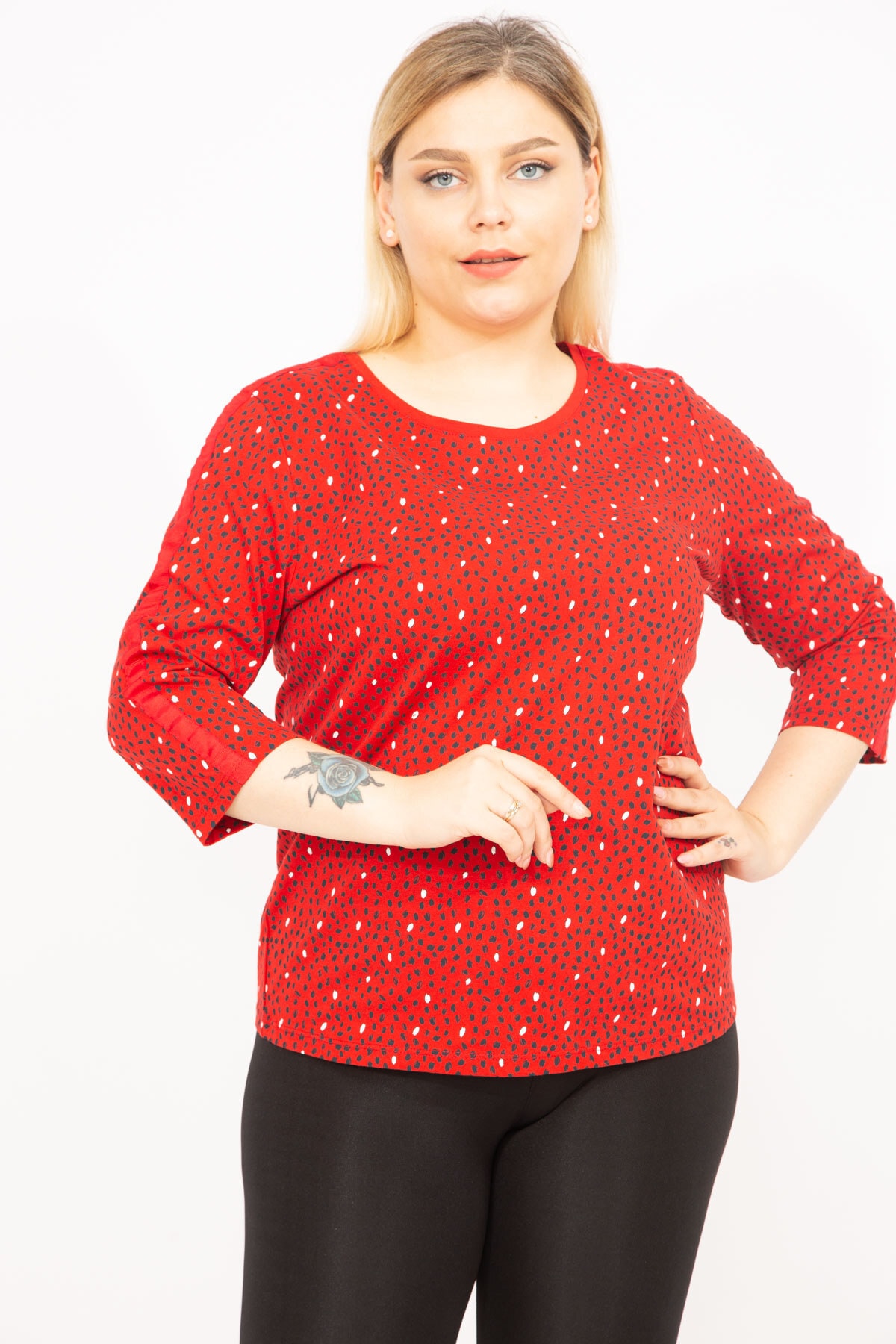 Levně Şans Women's Red Plus Size Cotton Blouse with Stripe Sleeves