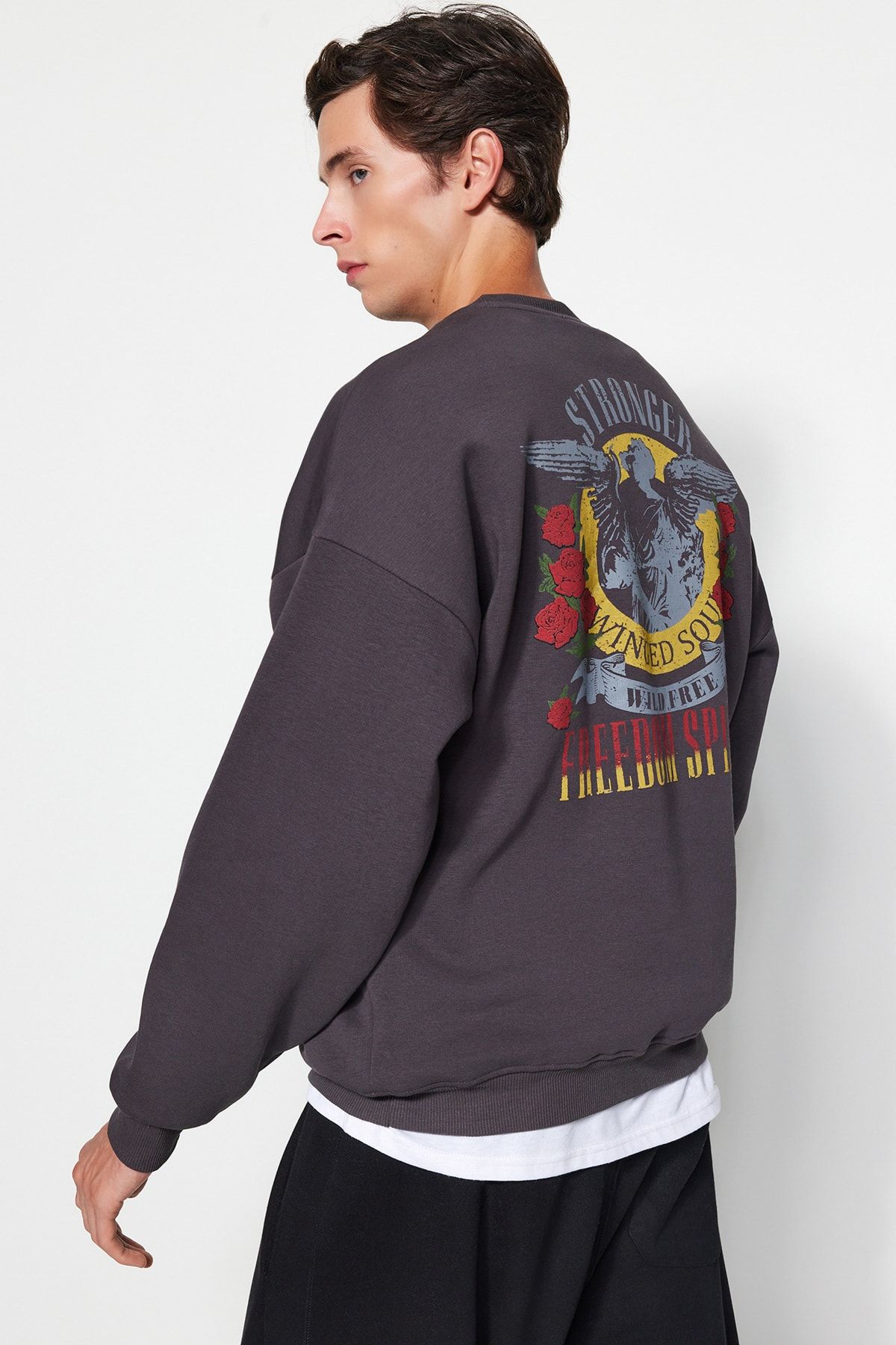 Levně Trendyol Anthracite Oversize/Wide-Fit Crew Neck Rock Printed Fleece Sweatshirt