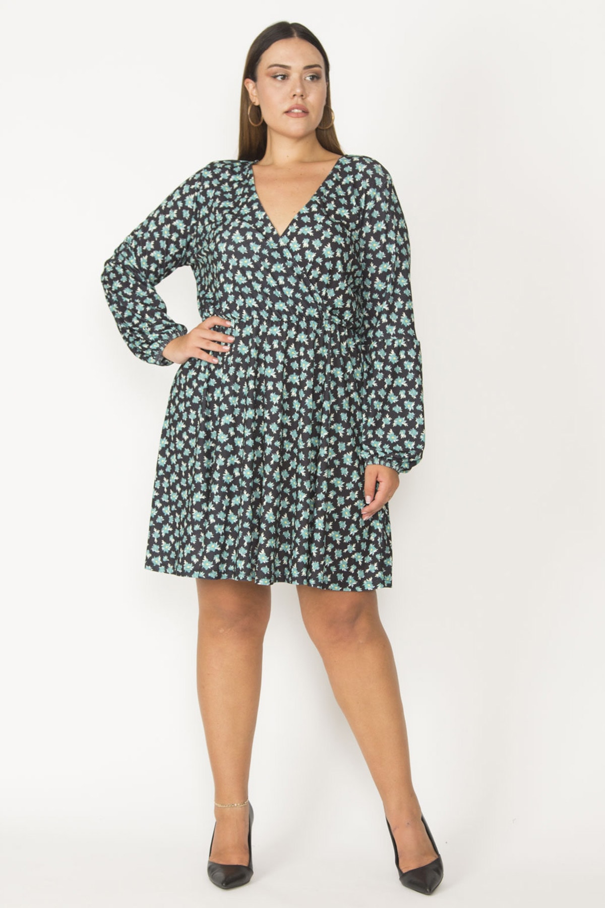 Şans Women's Plus Size Green Dress with a wrapover collar with elastic detail around the armholes and waist.