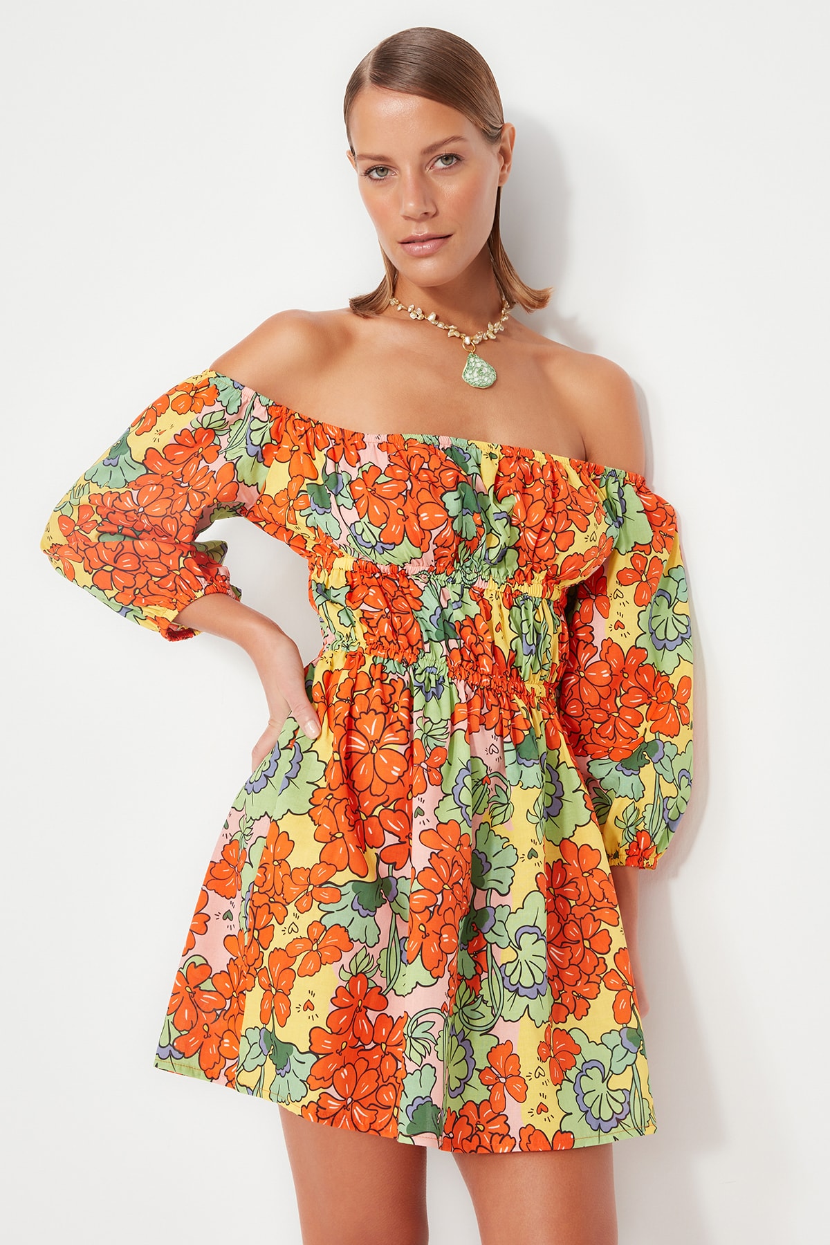 Levně Trendyol květinový vzor Mini tkané nabírané plážové šaty ze 100% bavlny