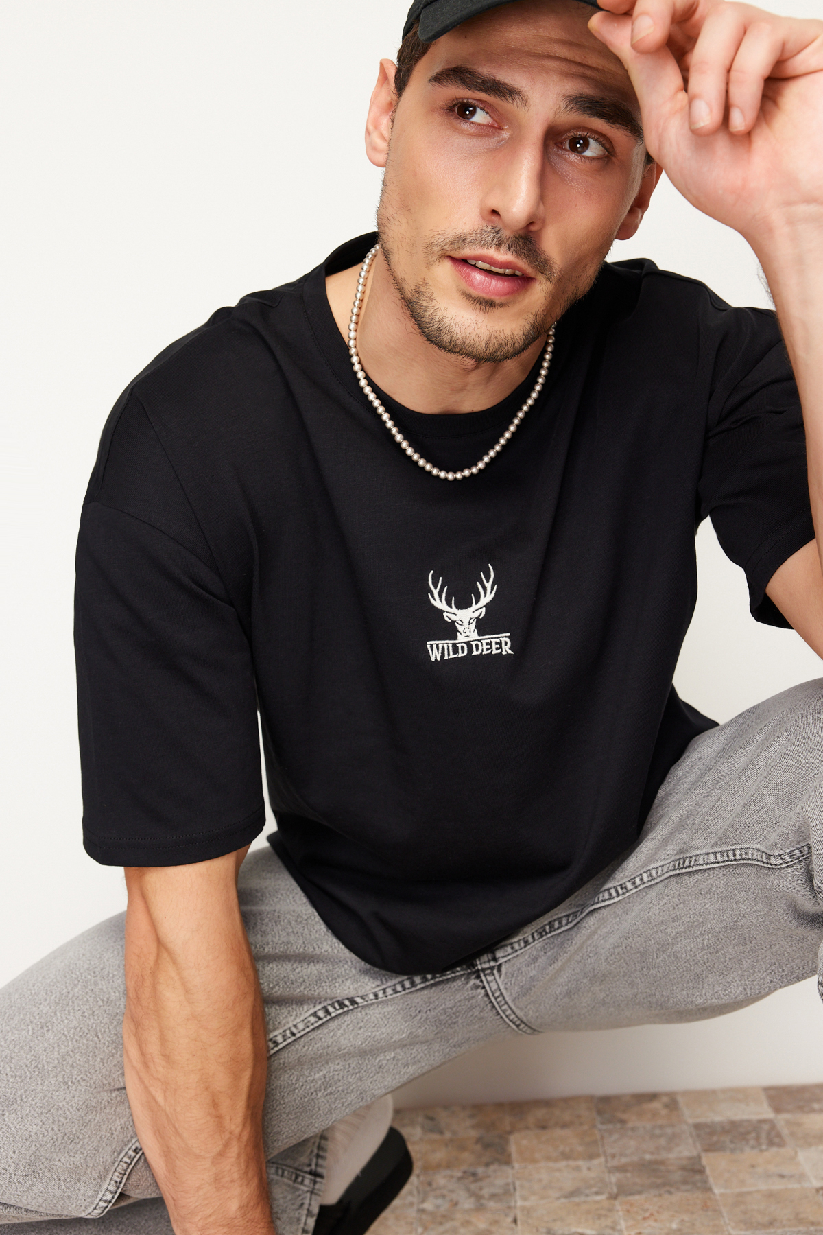 Levně Trendyol Black Oversize Deer Embroidered 100% Cotton T-Shirt
