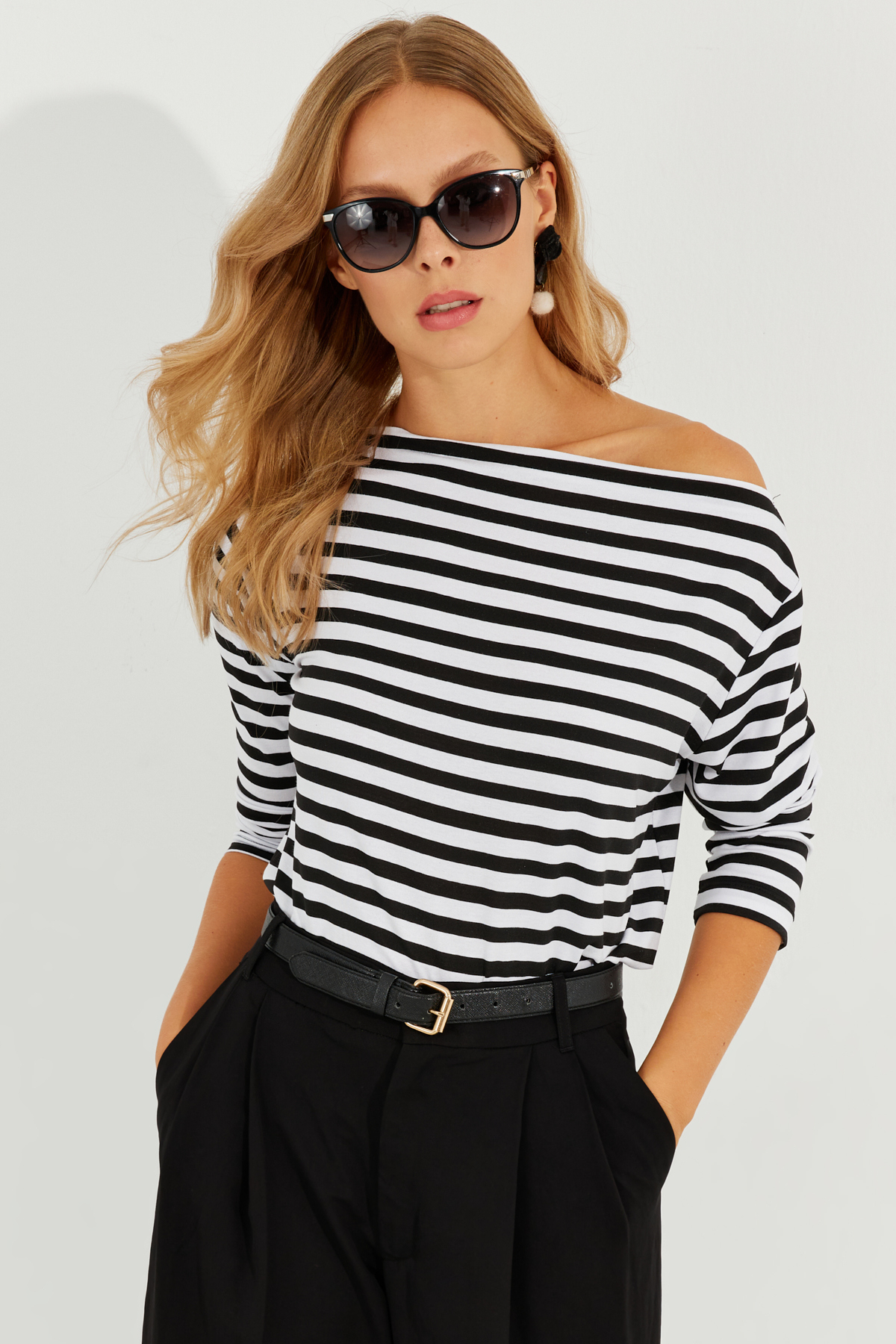 Levně Cool & Sexy Women's Black and White Boat Neck Striped Blouse