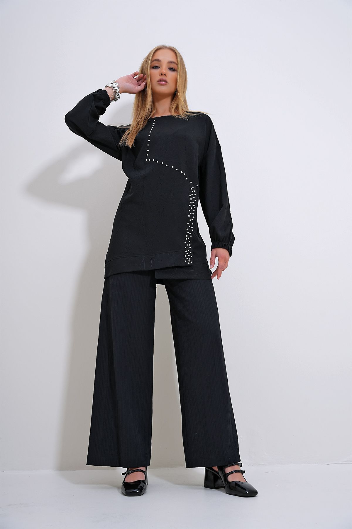 Trend Alaçatı Stili Women's Black Crew Neck Pearl and Stone Embroidered Tunic and Trousers Set