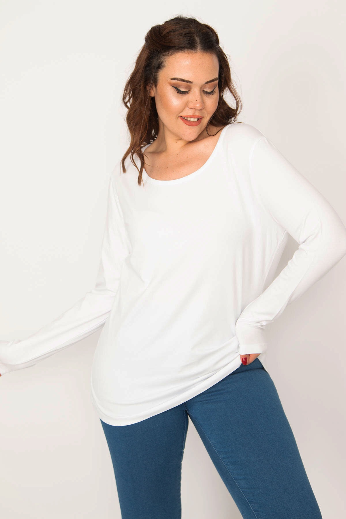 Levně Şans Women's Plus Size White Cotton Fabric Crewneck Long Sleeve Blouse