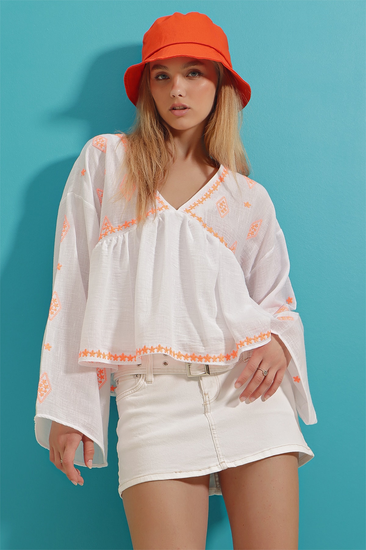 Trend Alaçatı Stili Women's Orange V-Neck Embroidered Linen Woven Blouse with Embroidery