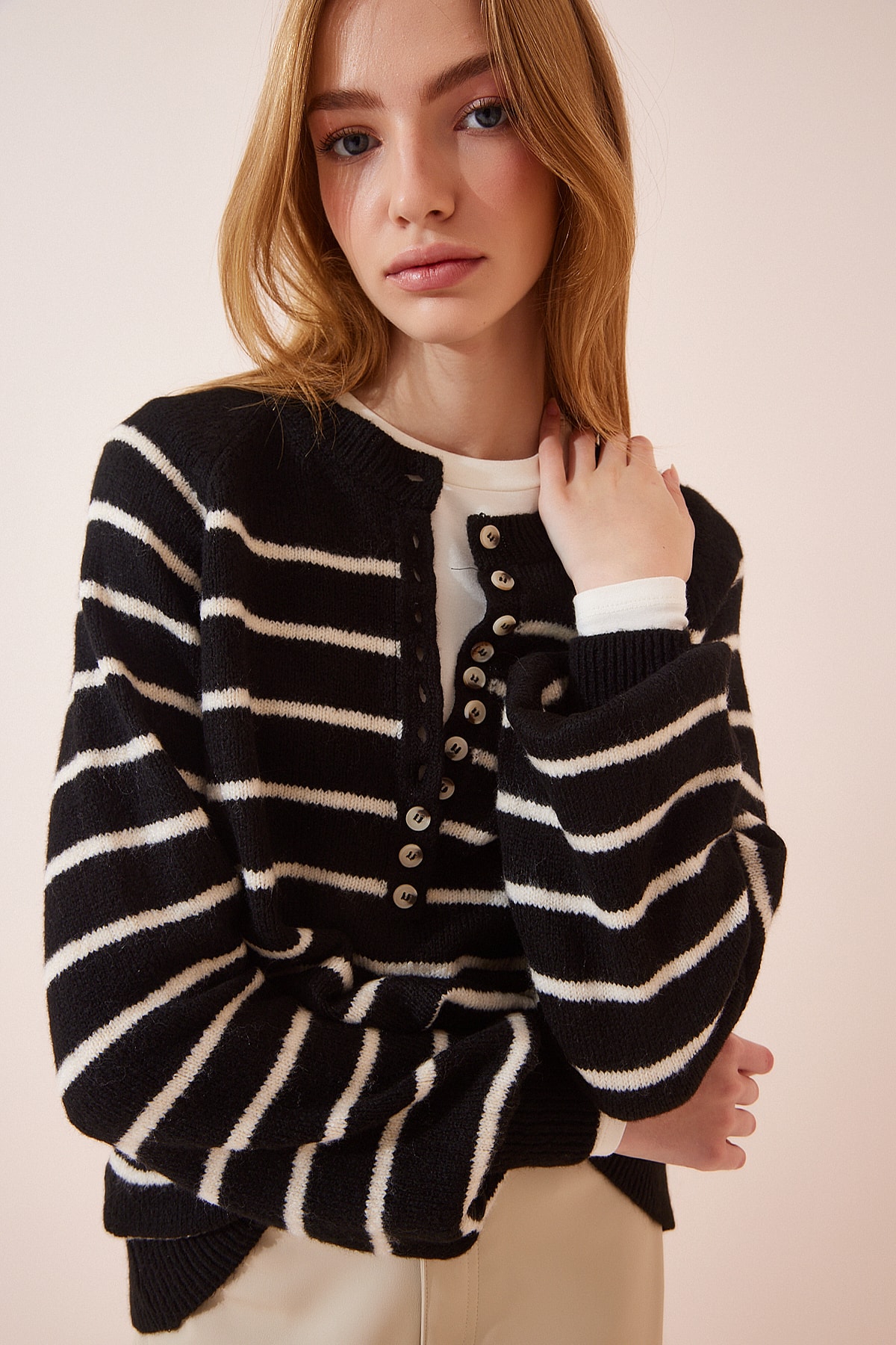 Levně Happiness İstanbul Women's Black Buttoned Collar Striped Knitwear Sweater