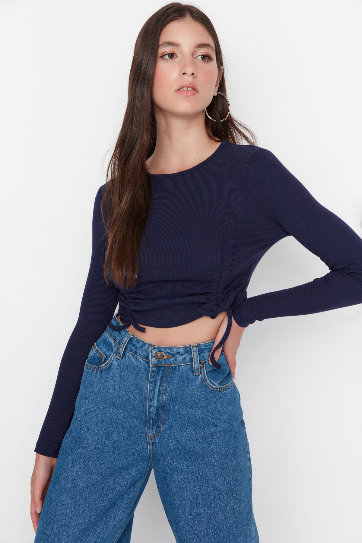Levně Trendyol Navy Blue Shirred Detailed Fitted Crop Crew Neck Ribbed Cotton Stretch Knit Blouse