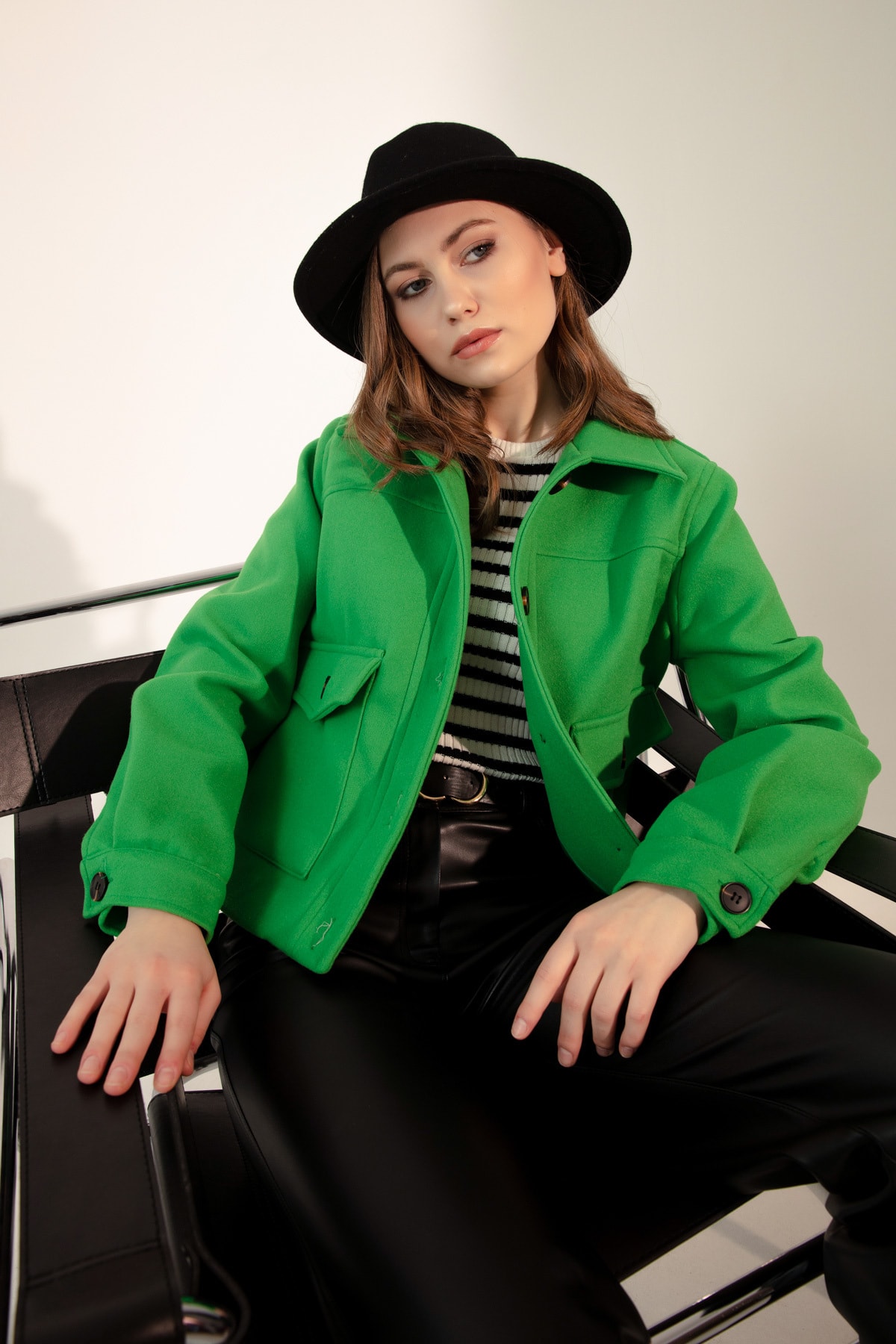 Lafaba Dámsky zelený krátky manžetový kabát s vreckami