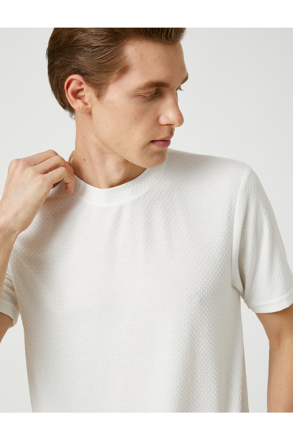Tričko Koton Basic. Textúrovaný krk posádky krátke rukávy, slim fit.