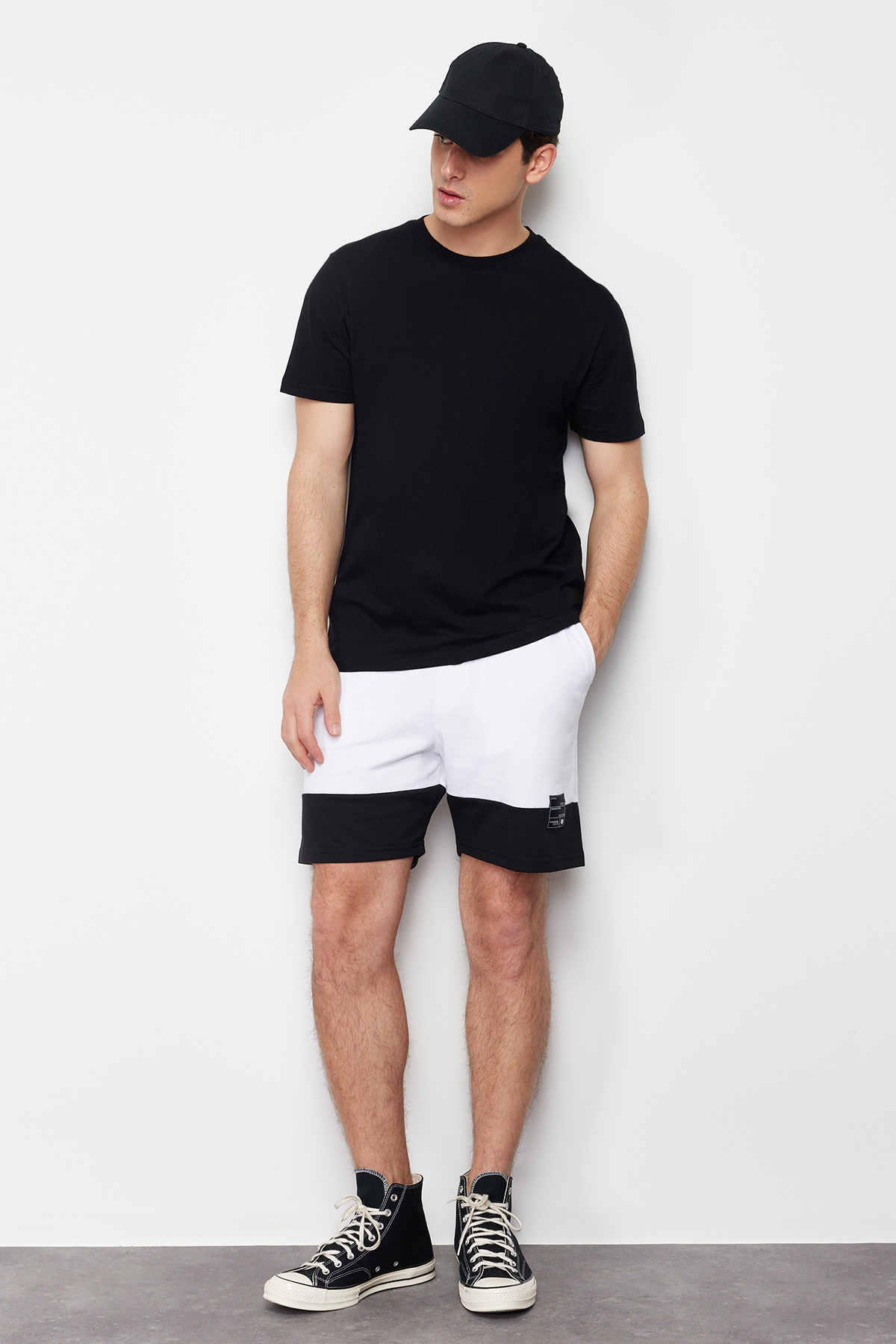 Levně Trendyol White Regular/Real Fit Contrast Color Block Cotton Labeled Shorts