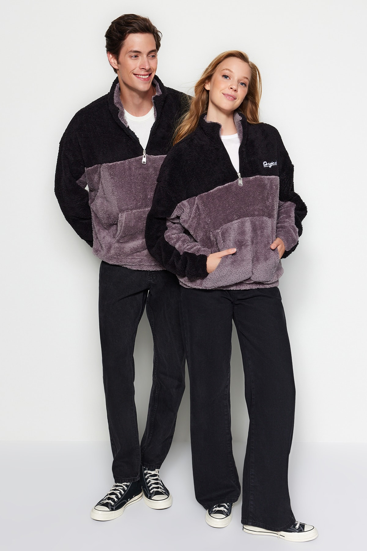 Levně Trendyol Black Unisex Oversize/Wide Cut Color Block Minimal Embroidery Warm Plush Sweatshirt
