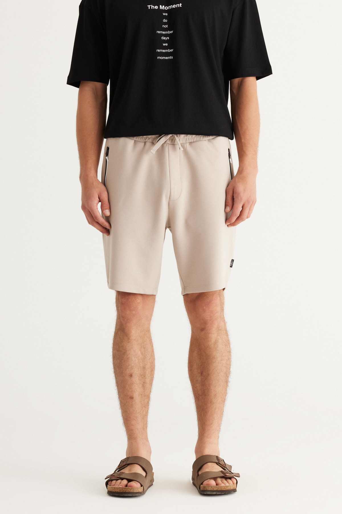 Levně AC&Co / Altınyıldız Classics Men's Beige Standard Fit Normal Cut, Comfortable Shorts with Pocket.