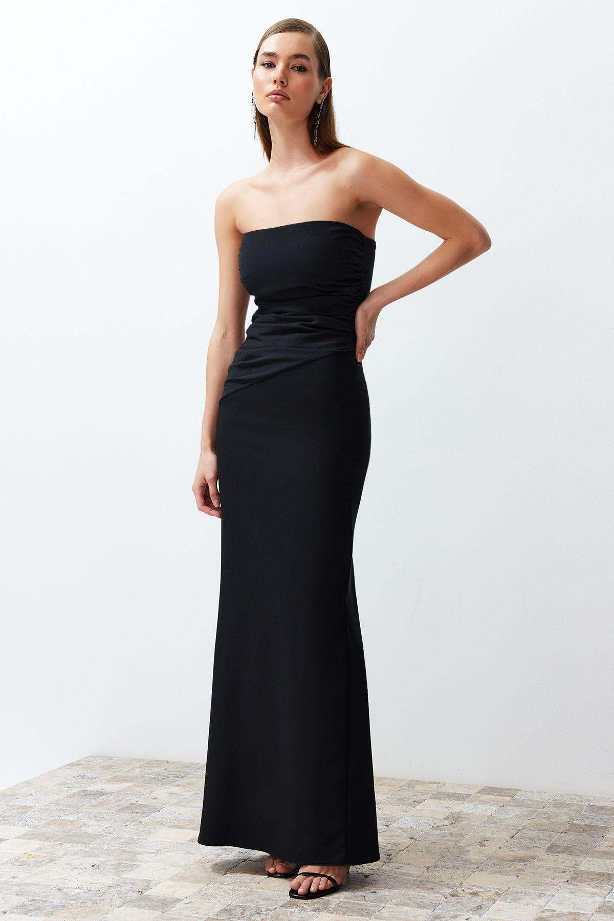Levně Trendyol Black Body-Sitting Woven Long Evening Dress