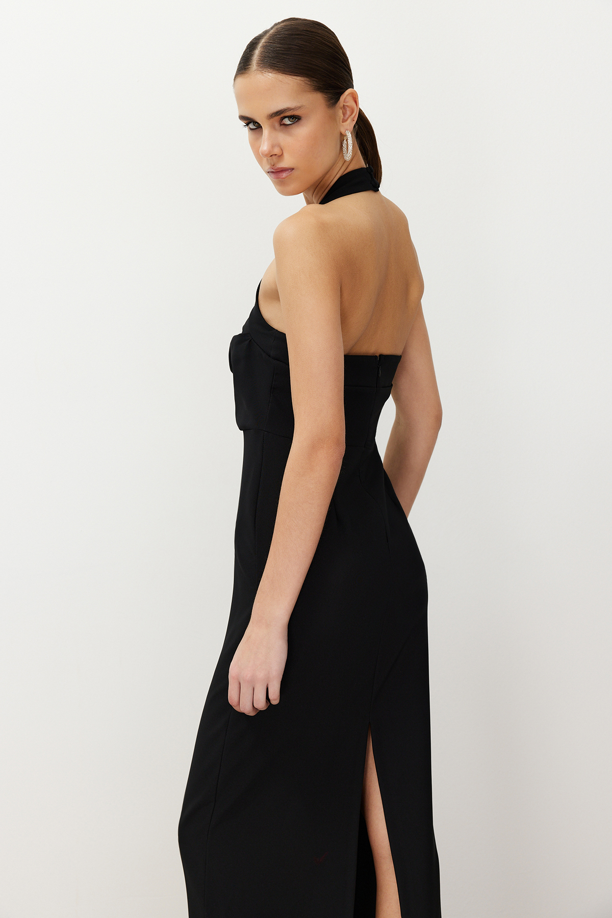 Levně Trendyol Black Body-fitting Woven Turndown Collar Long Evening Evening Dress