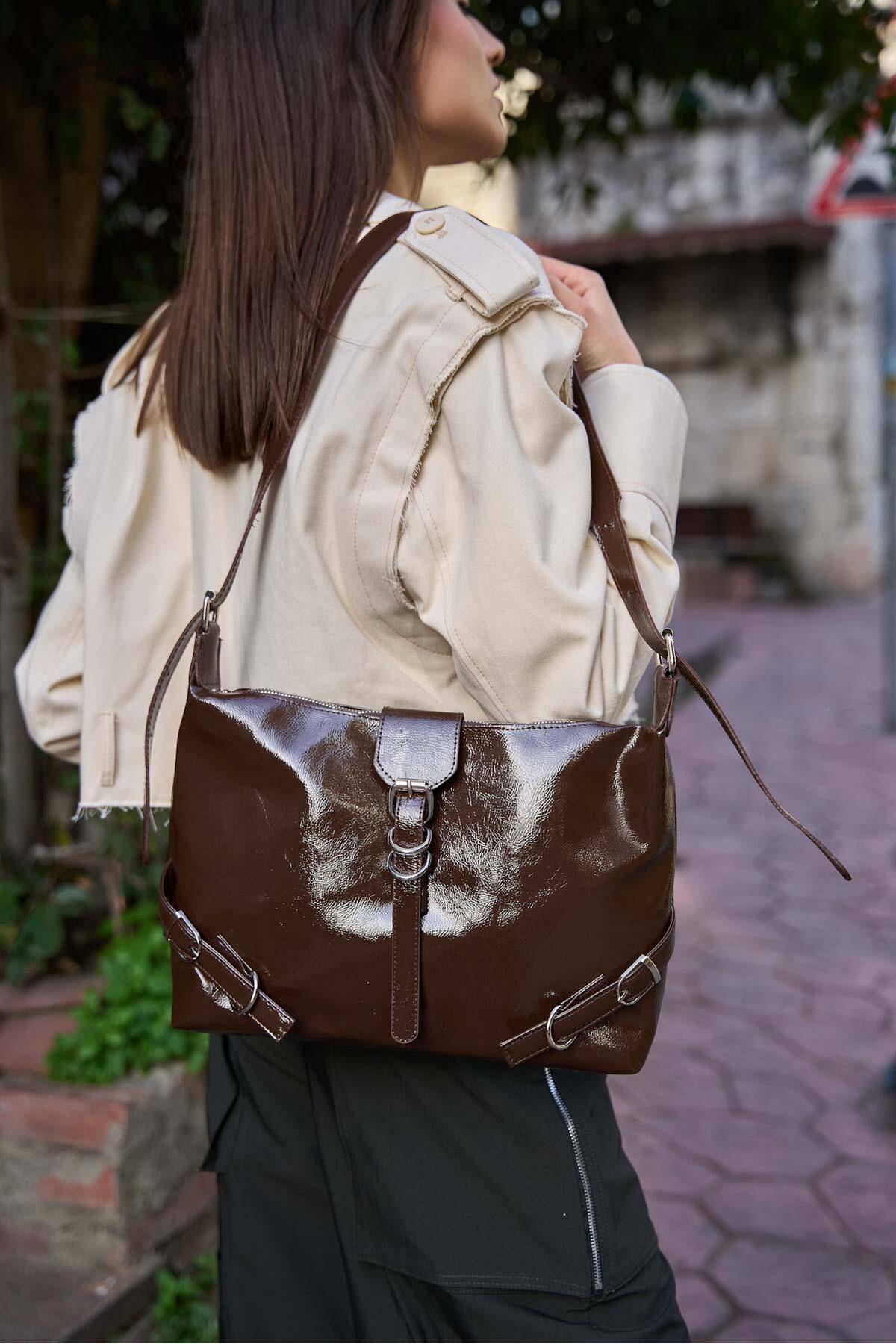 Levně Madamra Brown Patent Leather Women's Belt Cornered Patent Leather Shoulder Bag