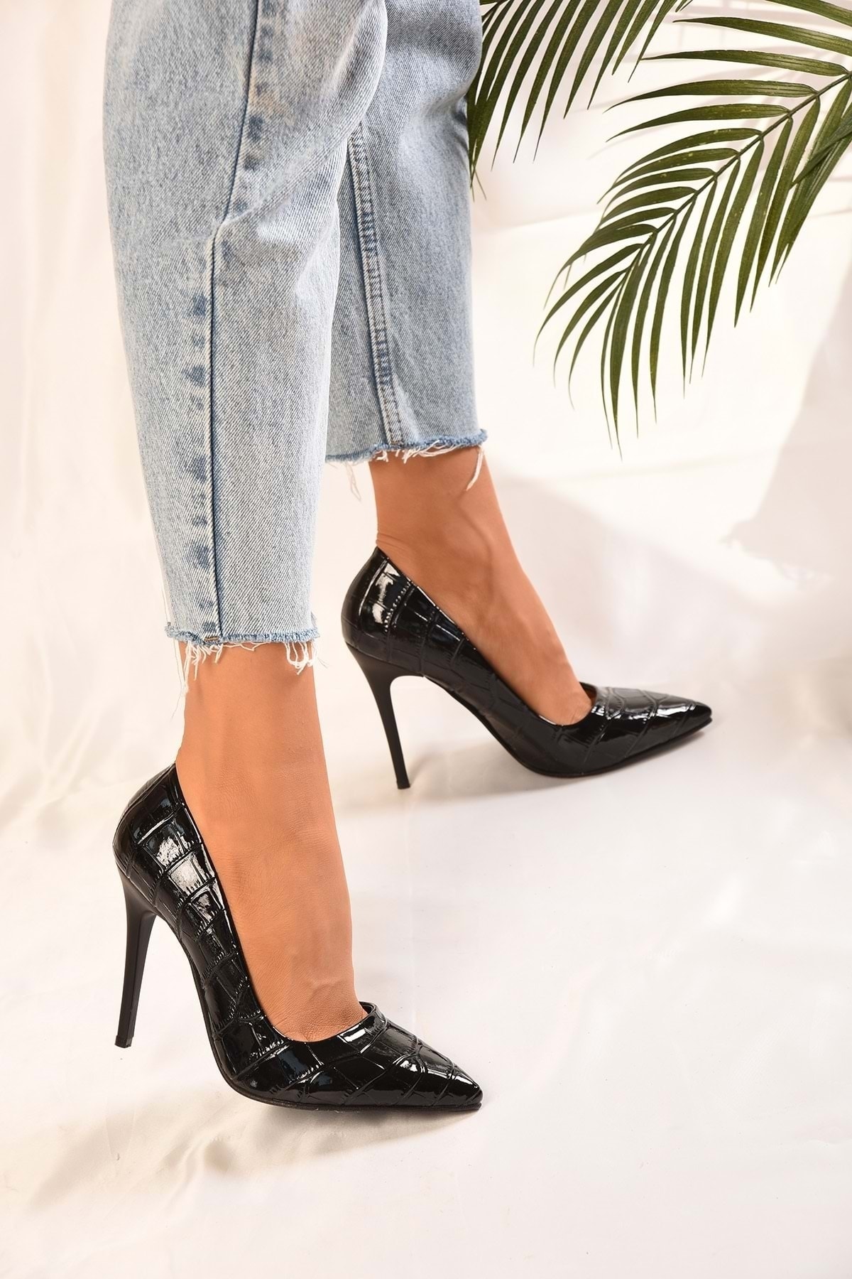 Levně Shoeberry Women's Pera Black Patent Leather Crocodile Heeled Shoes Stiletto