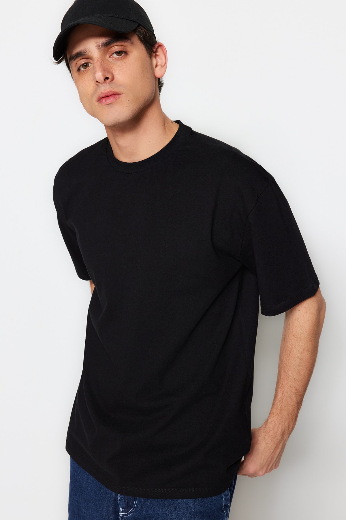 Trendyol Black Men's Basic 100% Cotton Relaxed/Comfortable cut, Crew Neck Short Sleeved T-Shirt