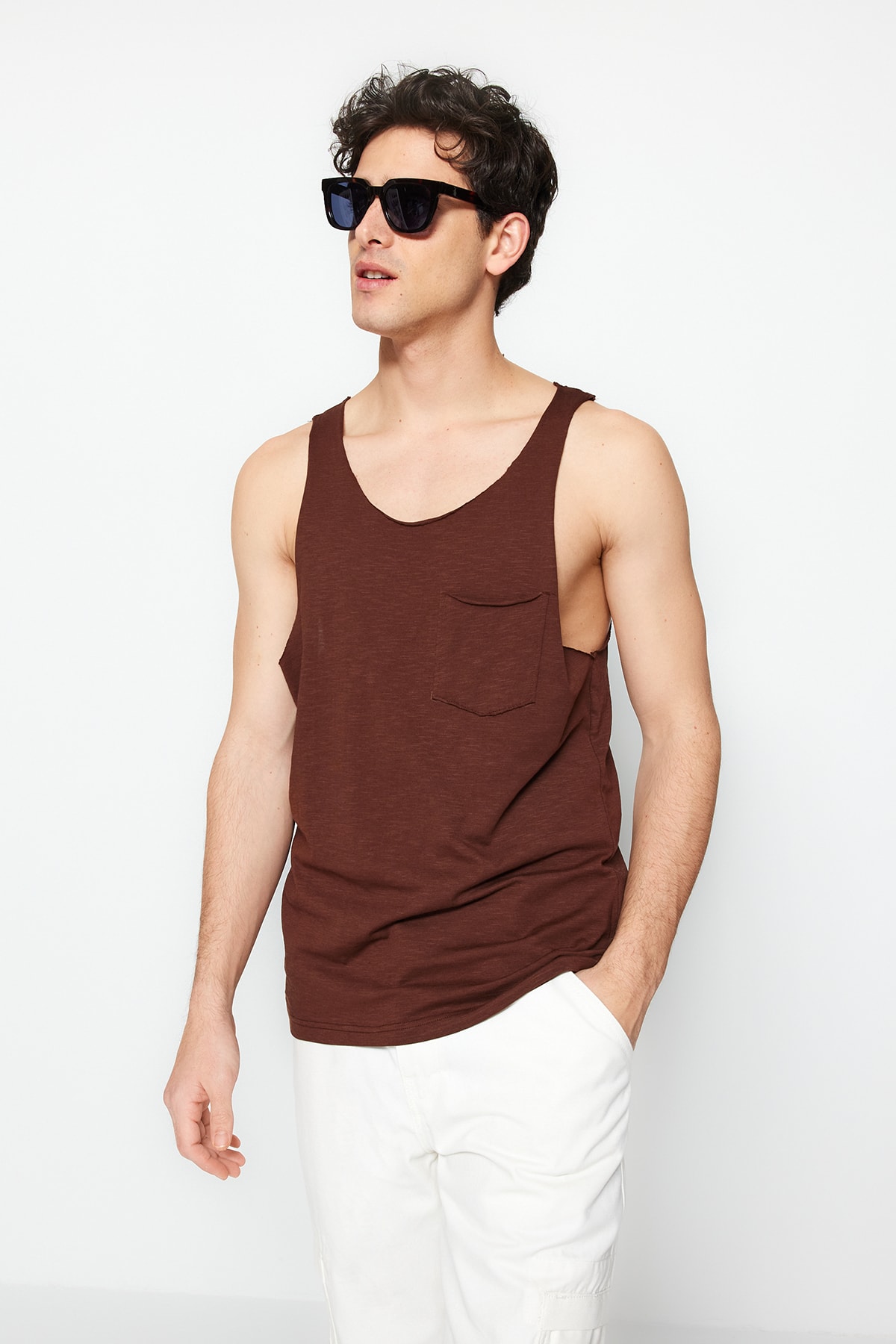 Levně Trendyol hnědé pánské tričko regular / regular střih 100% bavlna kapsy bez rukávů.