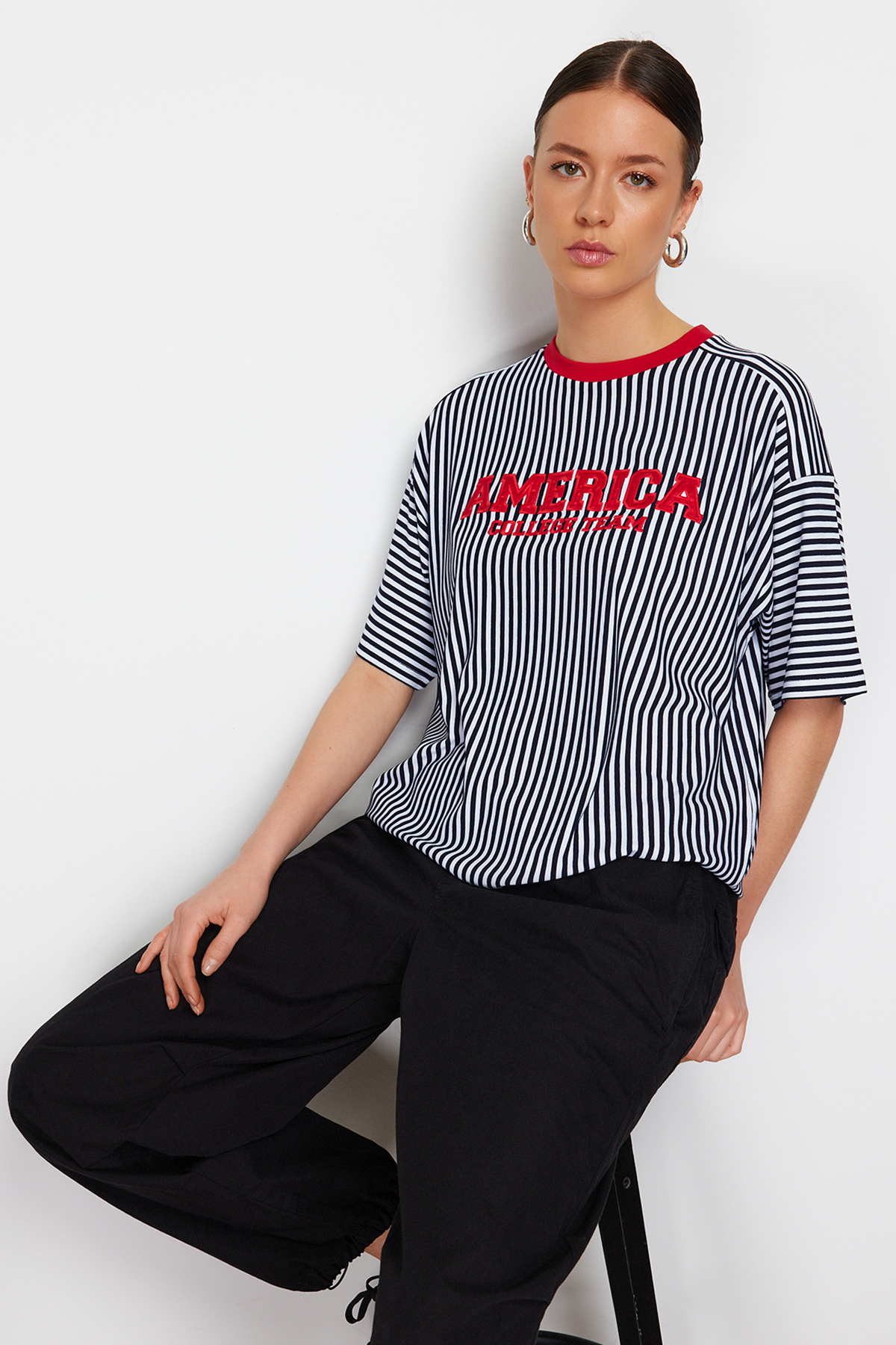 Levně Trendyol Black Striped Motto Embroidered Oversize/Wide Fit Knitted T-Shirt