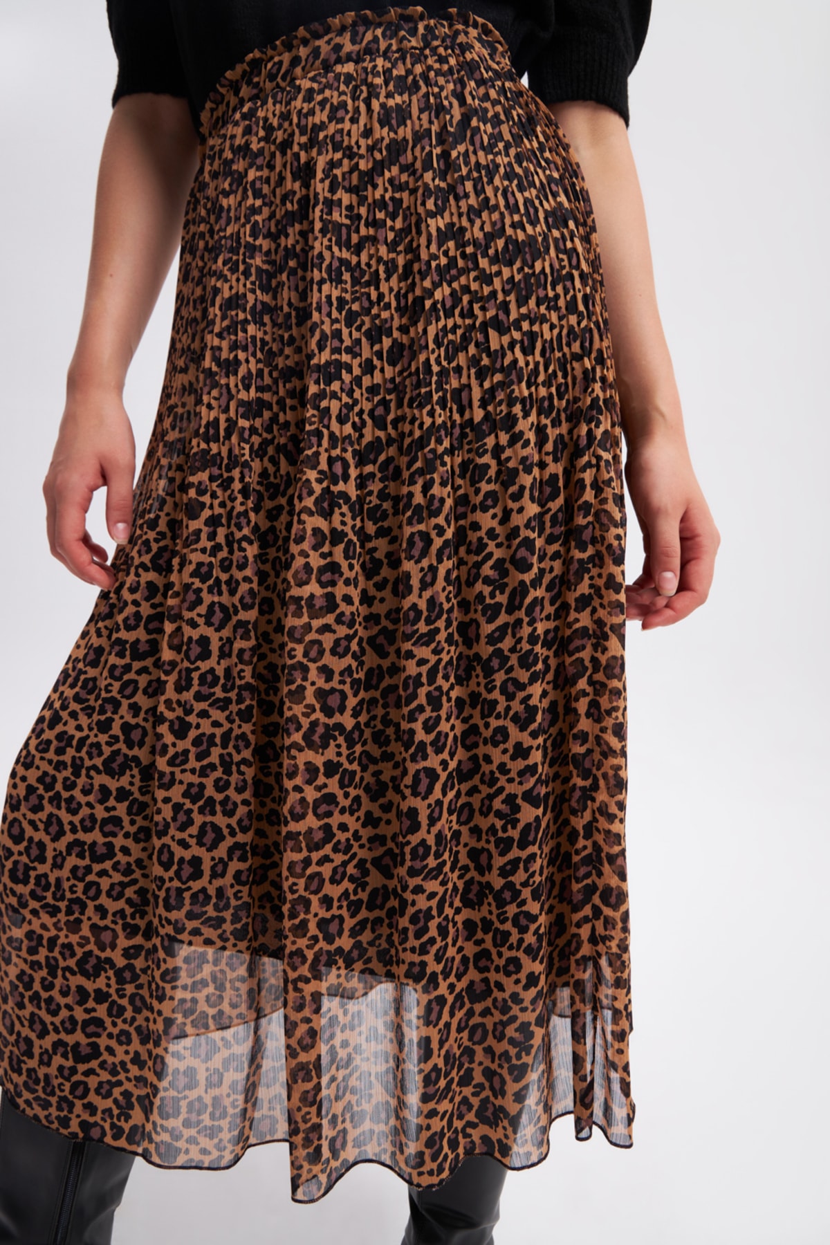 Levně Gusto Leopard Patterned Pleated Skirt - Camel