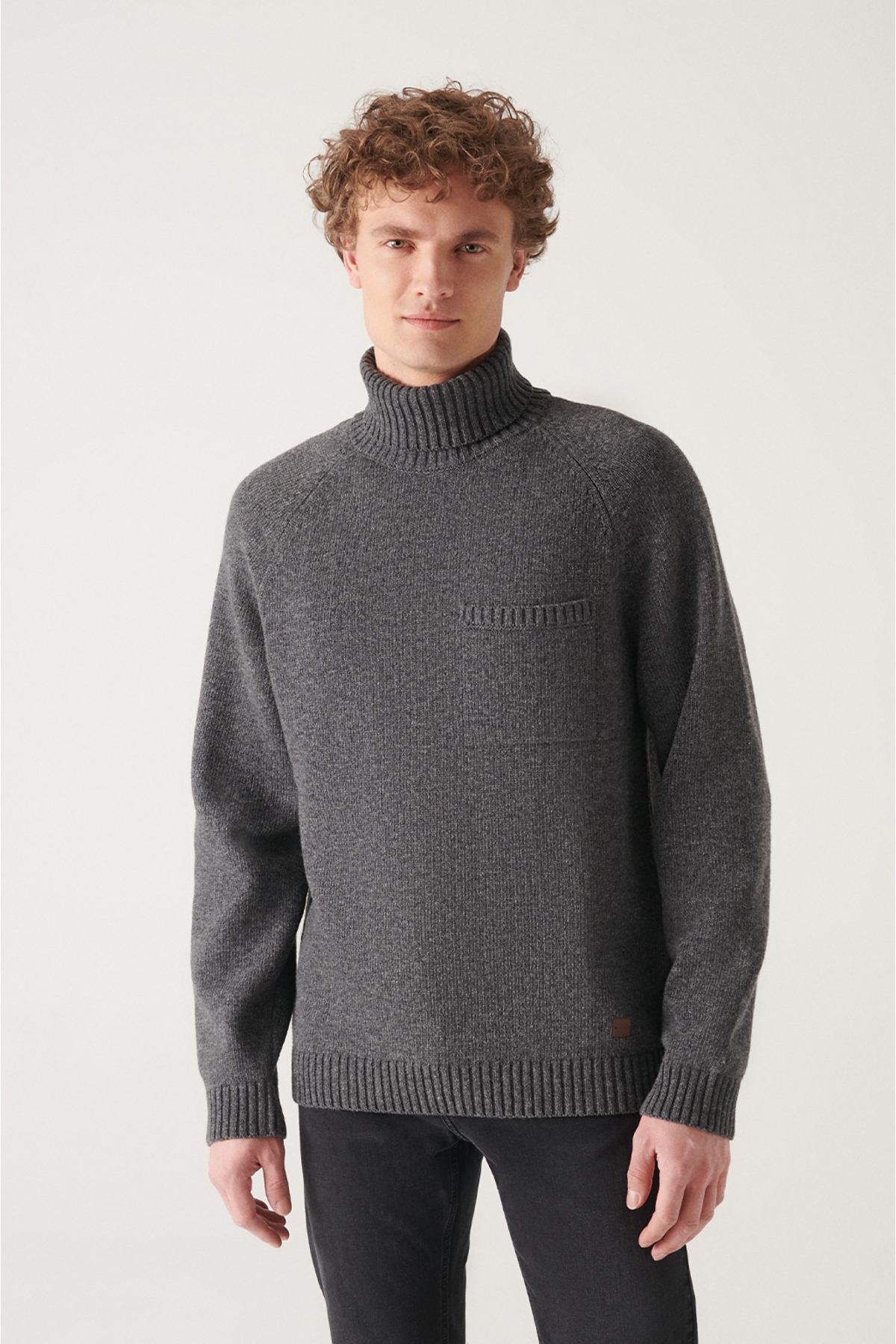 Levně Avva Men's Anthracite Full Turtleneck Raglan Sleeves Pocket Detailed Comfort Fit Comfortable Cut Woolen Sweater