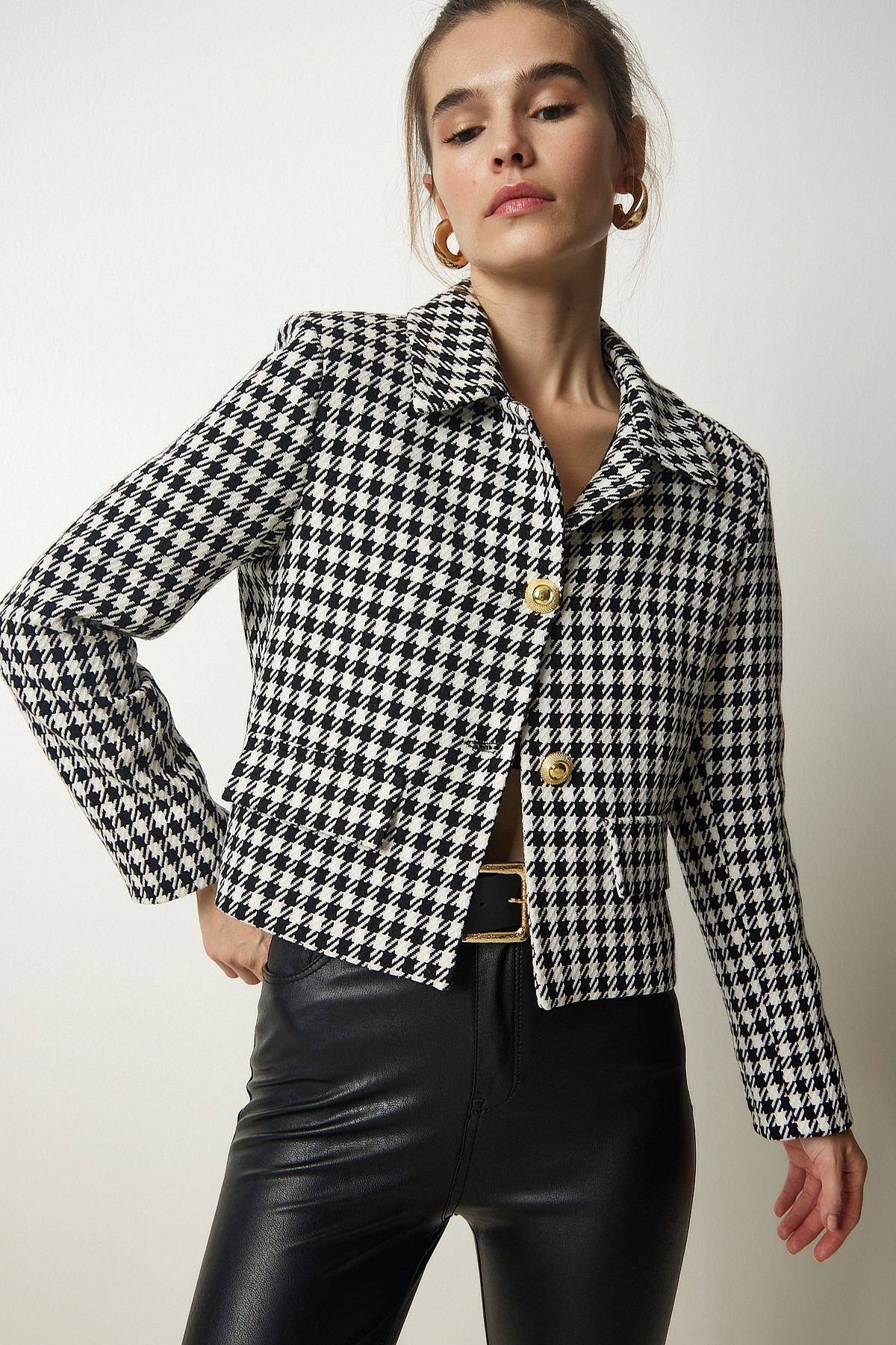 Levně Happiness İstanbul Women's Black and White Houndstooth Pattern Stylish Woven Jacket