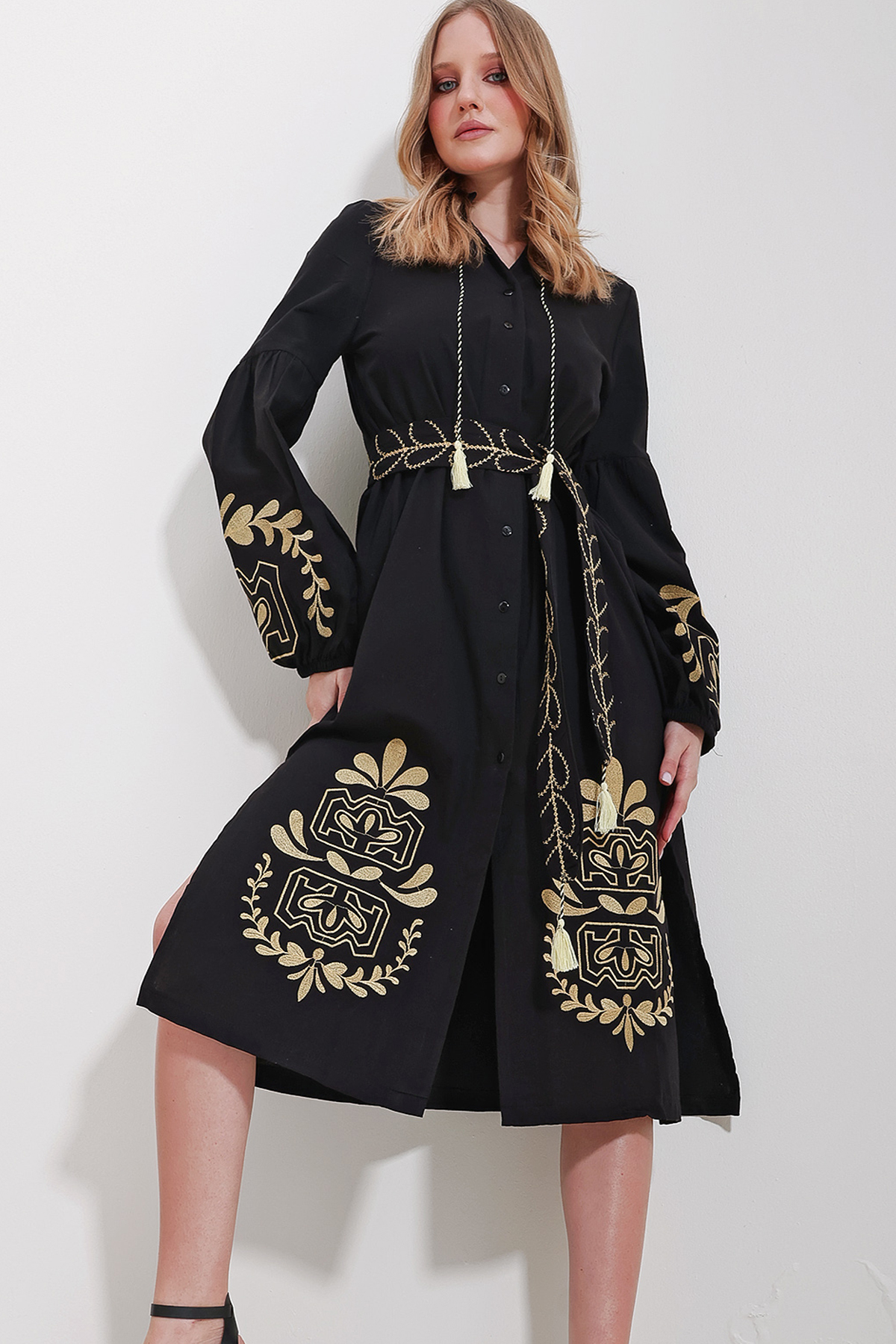 Levně Trend Alaçatı Stili Women's Black Large Collar Belted Double Slit Linen Dress