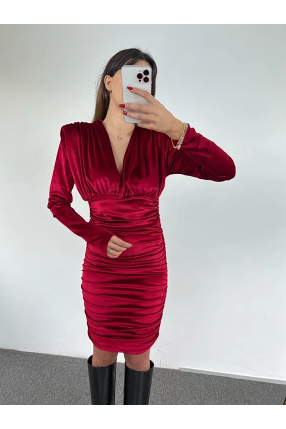 Levně Laluvia Wine Red Elegant Velvet Dress with Padded Shoulders, V-Neck, Gathered Sides and Adjustable Length