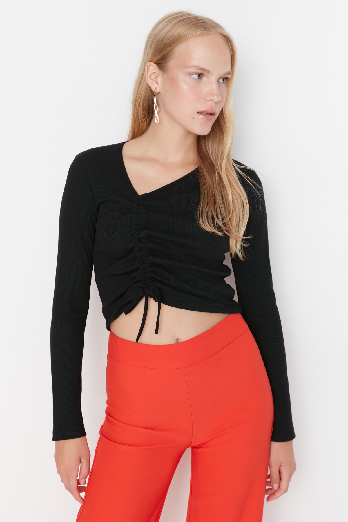 Levně Trendyol Black Shirred Detail Fitted/Sleeping Crop Asymmetrical Collar Ribbed Stretch Knit Blouse