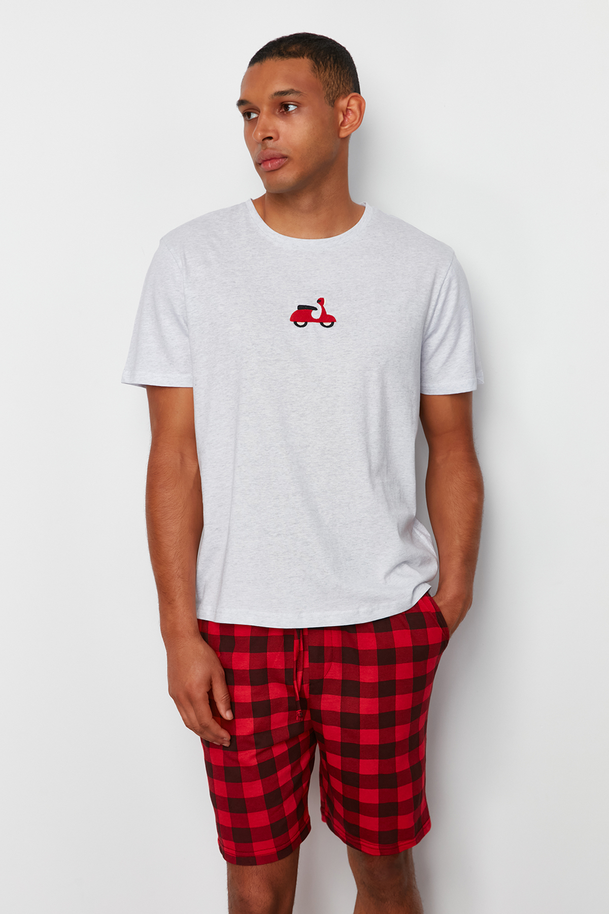 Levně Trendyol Gray - Red Regular Fit Plaid Embroidered Knitted Pajama Set