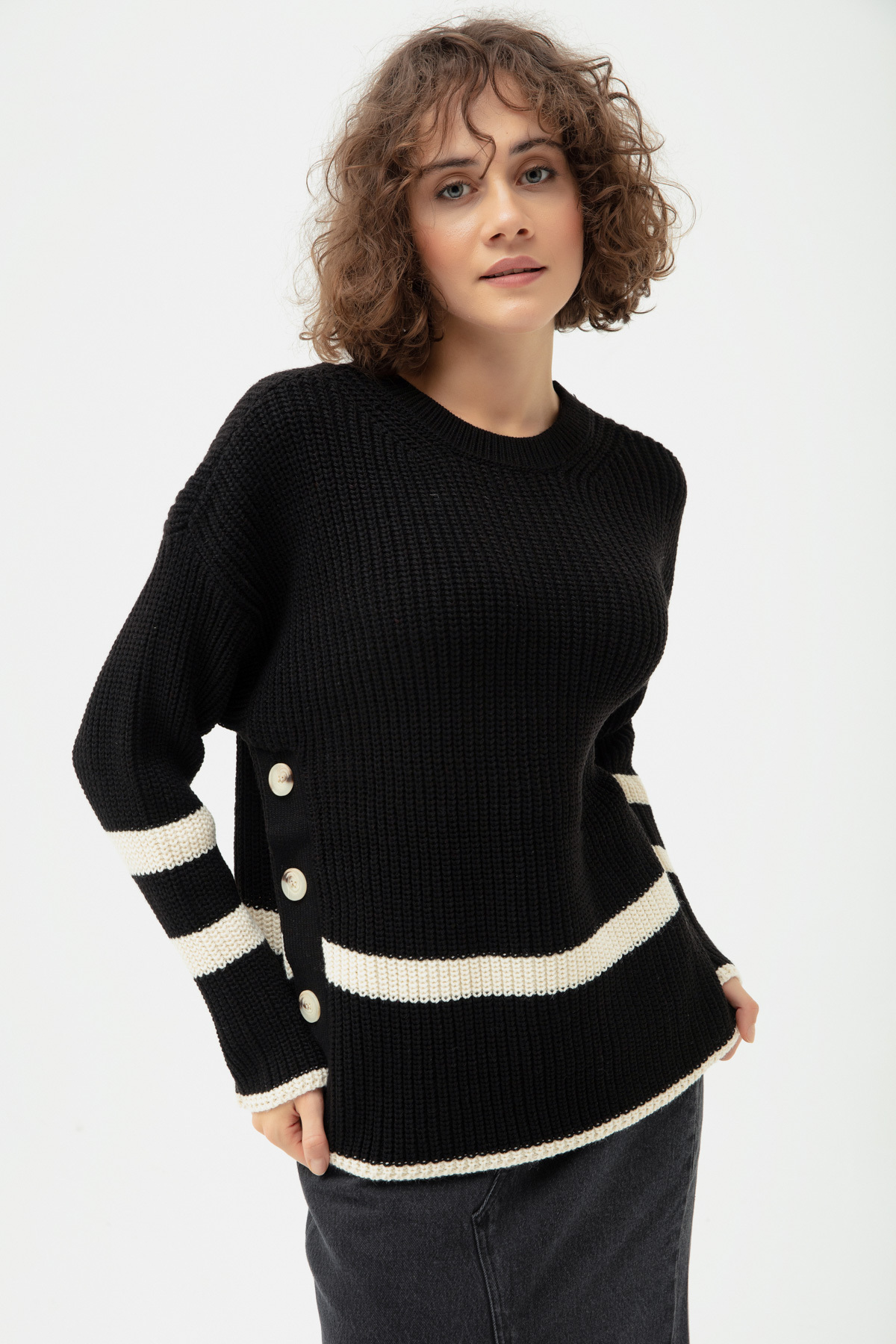 Lafaba női fekete csíkos oldalsó gombos bordázott kötött pulóver