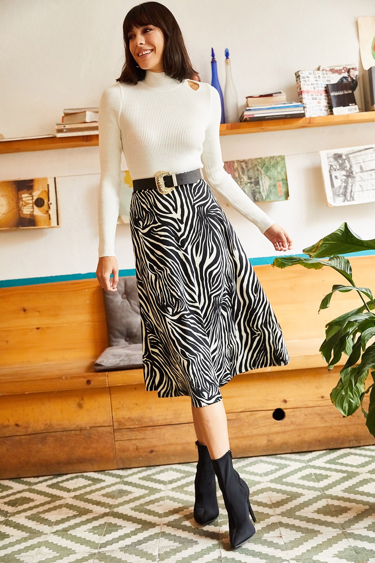 Levně Olalook Dámské Zebra Černá Áčková semišová sukně s elastickým pasem